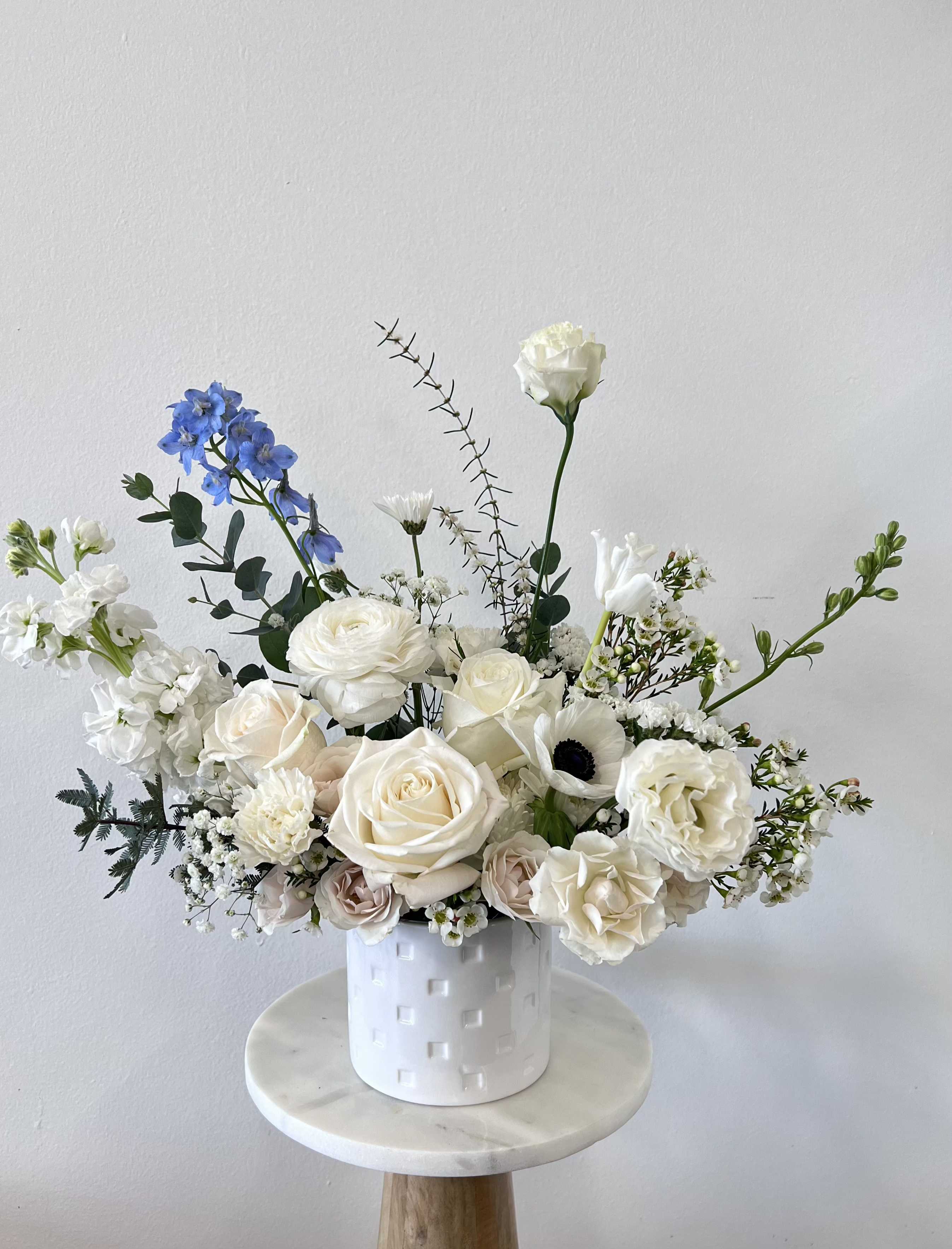 Cloud Touch (M) - Medium Size Vase Arrangement  *Store Hours: Mon~ Fri: 10:00 a.m. to 6:00 p.m. Sat: 9:00 a.m. to 4:00 p.m. Sun: Closed  *Delivery: Deliveries occur roughly between 9am - 5pm. We are unable to offer further specific delivery windows or guarantee delivery times. but we will always do our best to accommodate requests. If your delivery address has a gate code number, please provide it for smooth delivery.  *PICK UP: Pick up is available after 10am. If you need to pick up before 10am, please contact our shop to place your order directly. Text order: (714)715-1482  Please note that your arrangement may vary slightly from the picture depending on the season and store stock, but we will match color schemes and guarantee it will be fresh &amp; beautiful.  Thank you!