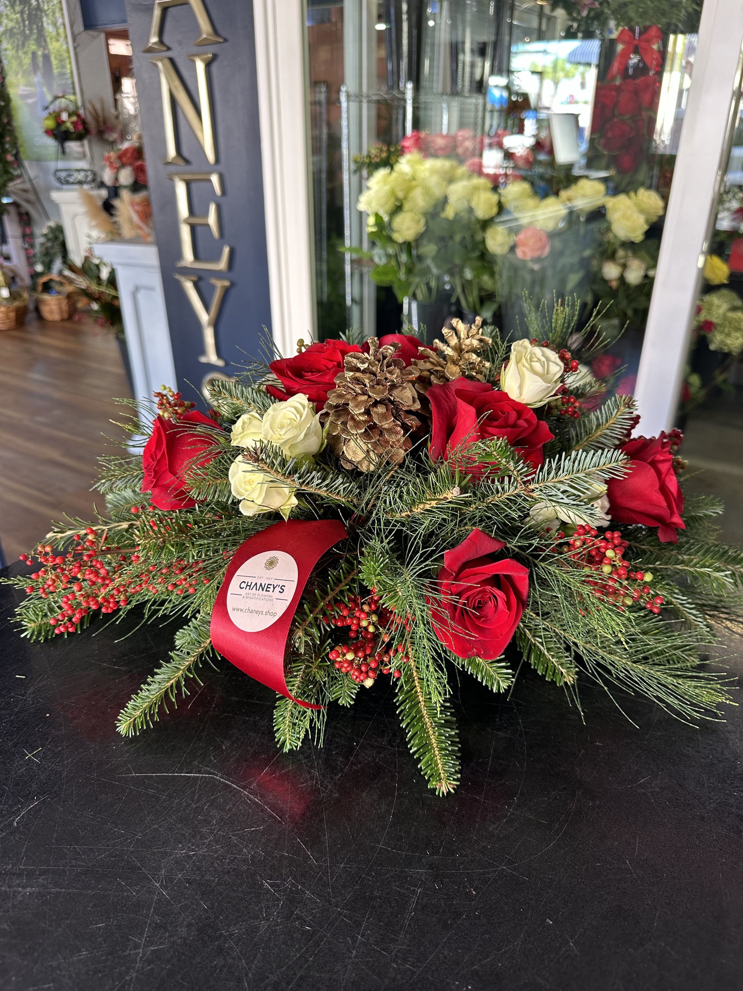 Chaney‘s Christmas Center Piece 1001 - Centerpiece red and white with seasonal decoration and fresh Christmas greens