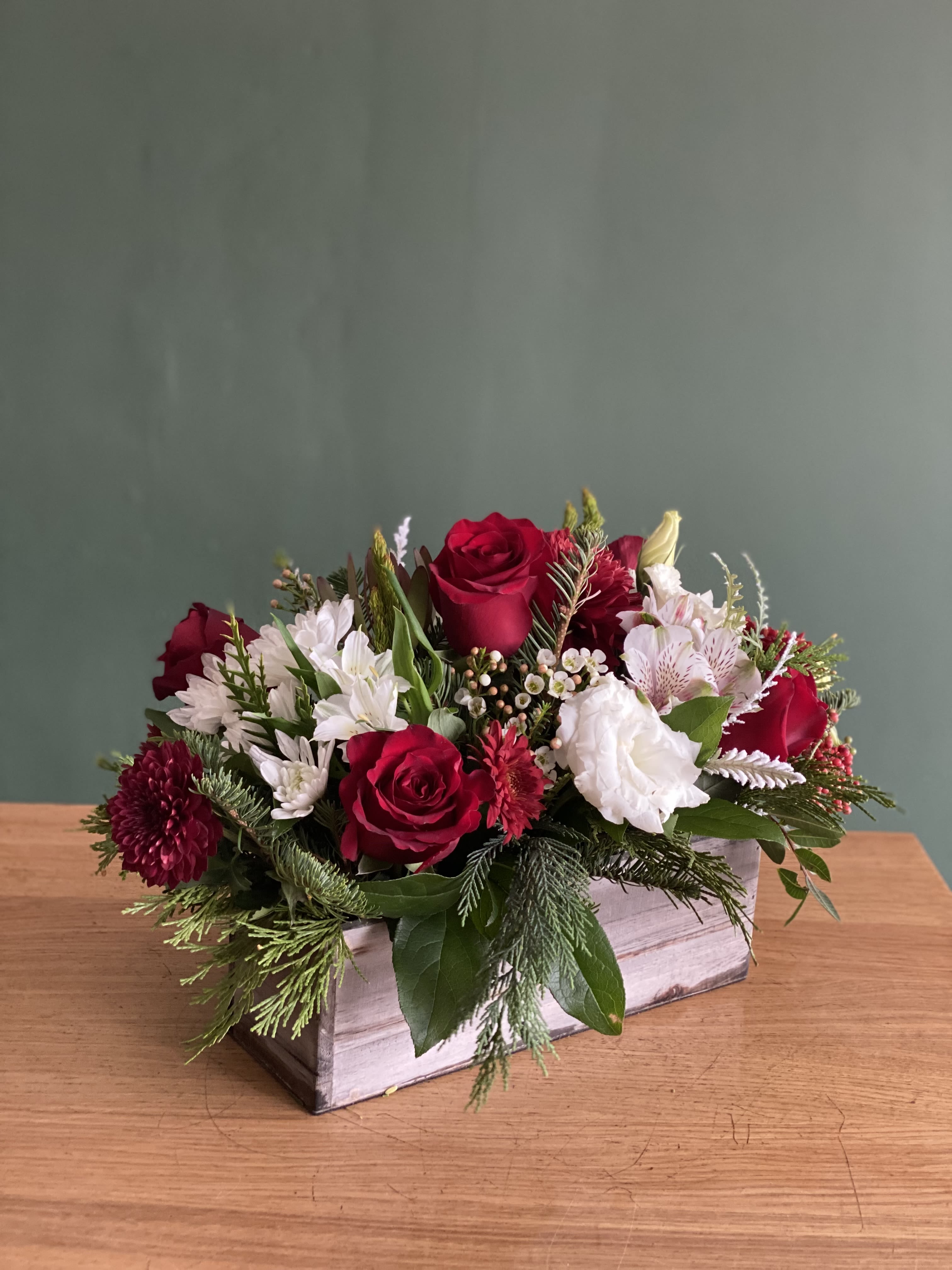 It’s timeee - It's time!!! To spread joy and festive spirit with this gorgeous Christmas arrangement!