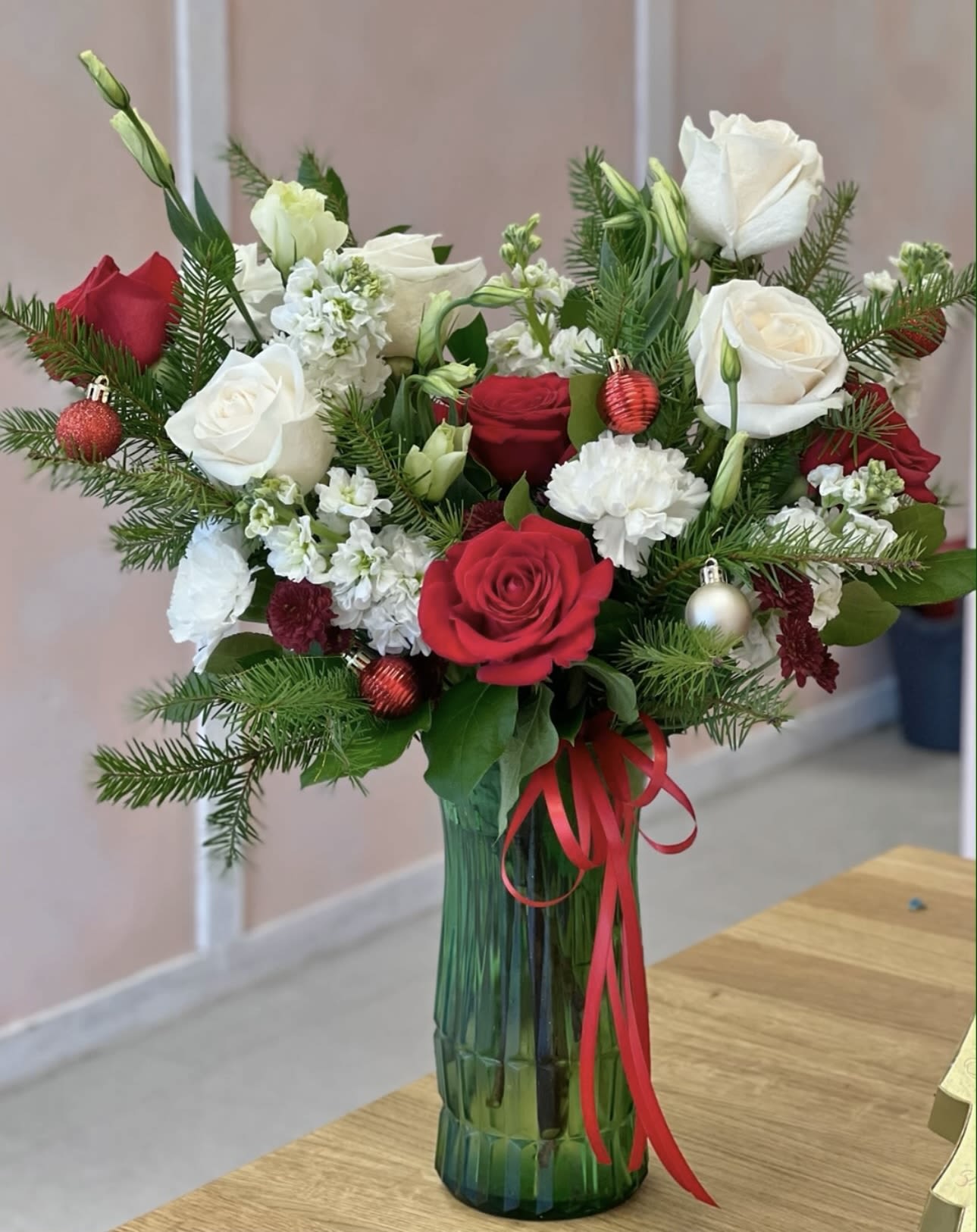 Christmas Eve - Luxury Flowers vase with luxury blooms