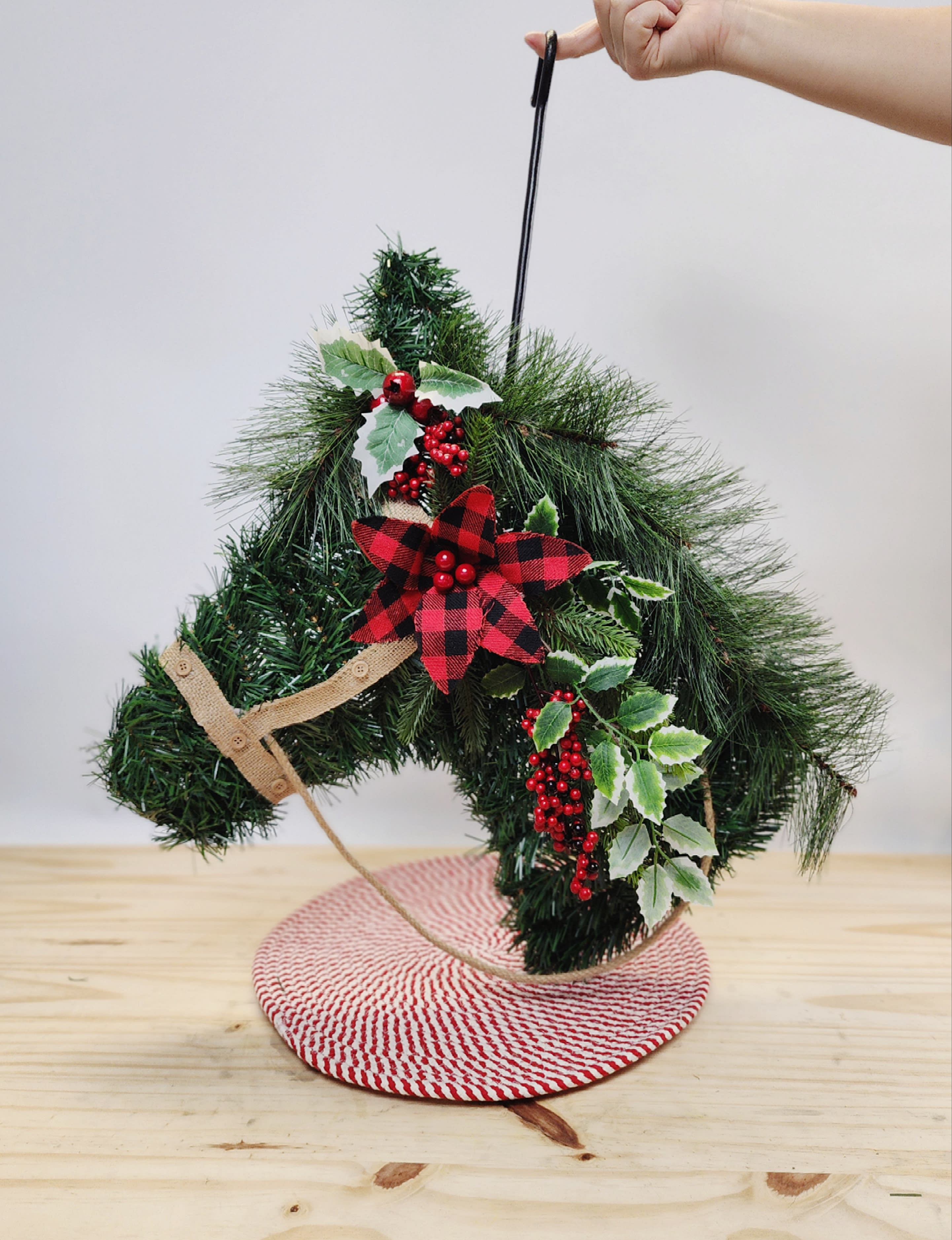 Artificial Horse Wreath - Back by popular demand. The perfect gift to keep giving year after year. Artificial horse head wreath.  Approx 20"x20" ***THIS IS NOT A FRESH PRODUCT. Hanger not included.