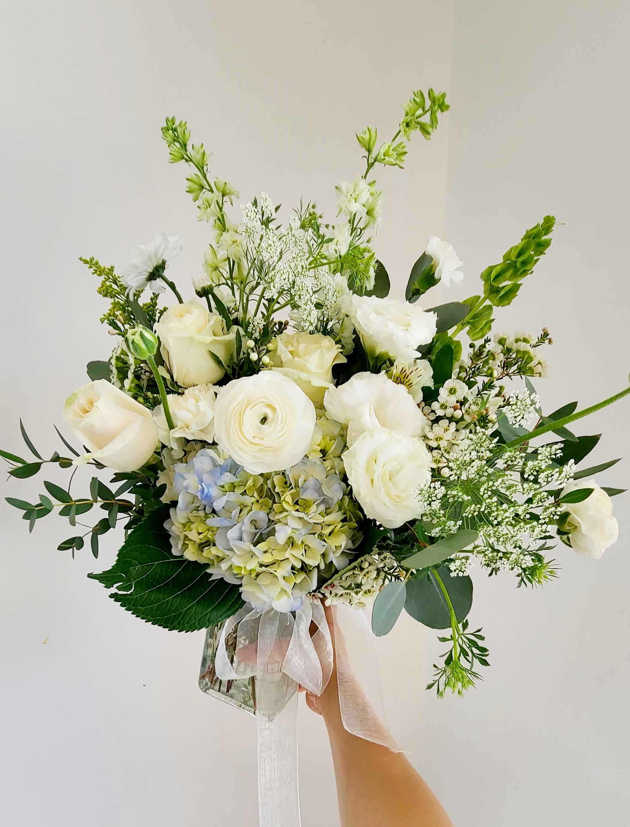 Lime Mojito Blooms - *Medium Size Clear Vase Arrangement  *Store Hours: Mon~ Fri: 10:00 a.m. to 6:00 p.m. Sat: 9:00 a.m. to 4:00 p.m. Sun: Closed  *Delivery: Deliveries occur roughly between 9am - 4pm. We are unable to offer further specific delivery windows or guarantee delivery times. but we will always do our best to accommodate requests. If your delivery address has a gate code number, please provide it for smooth delivery   *PICK UP:  Please try to time your pickup as close to the shop as possible to avoid congestion and ensure the freshness of your flowers. Thank you!  *Please note that your arrangement may vary slightly from the picture depending on the season and store stock, but we will match color schemes and guarantee it will be fresh &amp; beautiful.  Thank you!