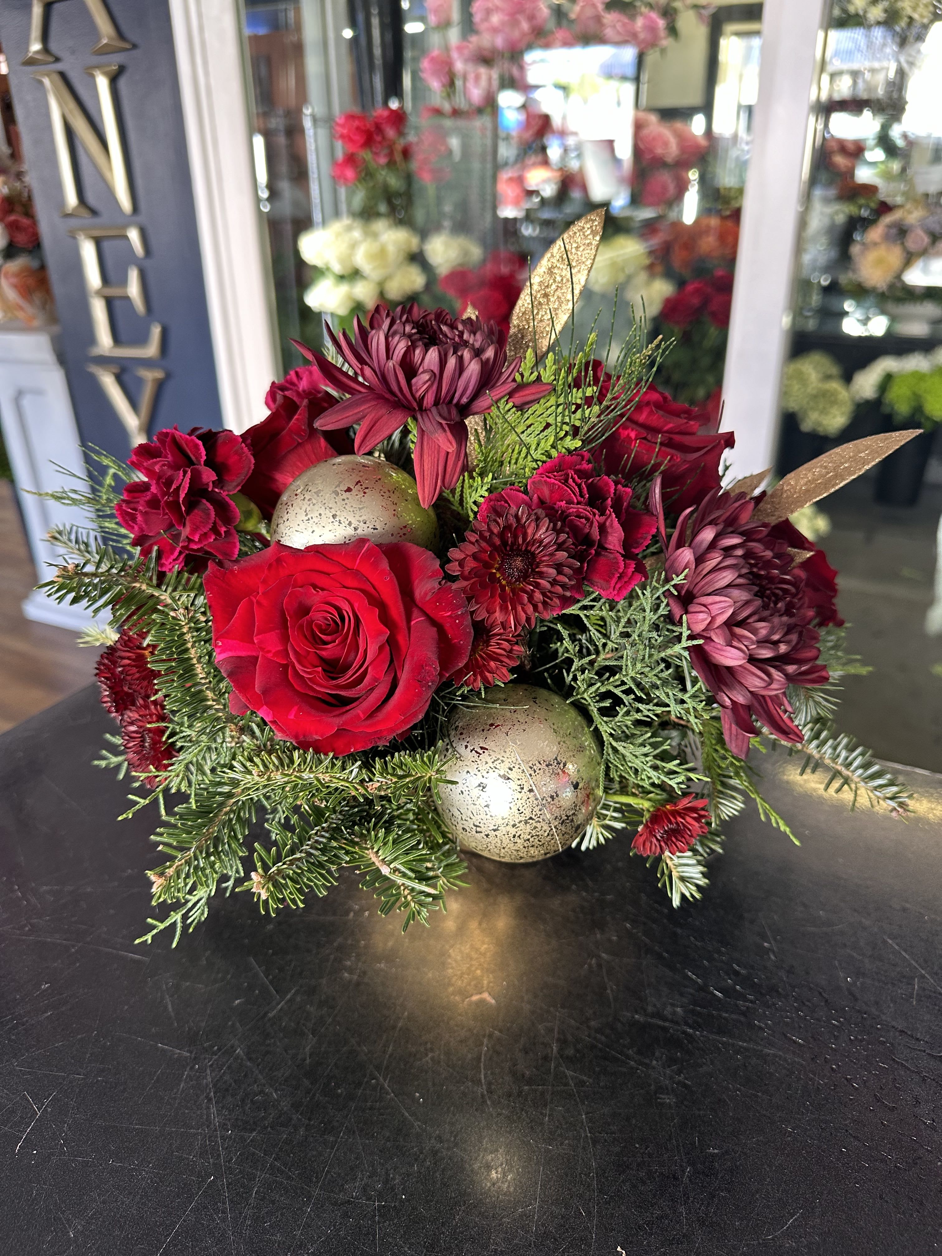 Chaney‘s Christmas 1012 - Christmas Centerpiece in a golden Bowl