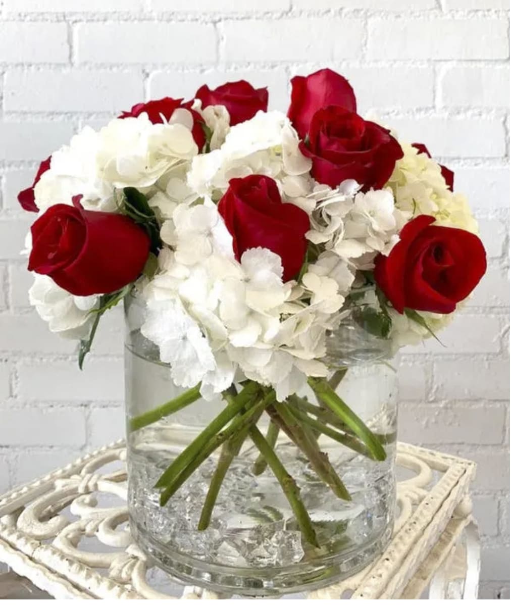 Keep it Simple - An elegant design of red roses and white hydrangea   ( We like to order fresh hydrangea for this design , therefore we need a 3 day lead time )