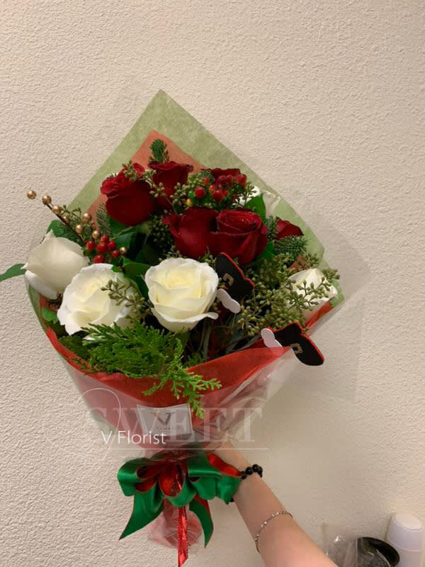 Christmas Hand-Hold Bouquet Version 2 - Assortments of Christmas colors in our famous hand-hold bouquet style. Best for friends and family reunion and small gifts to celebrate the holidays