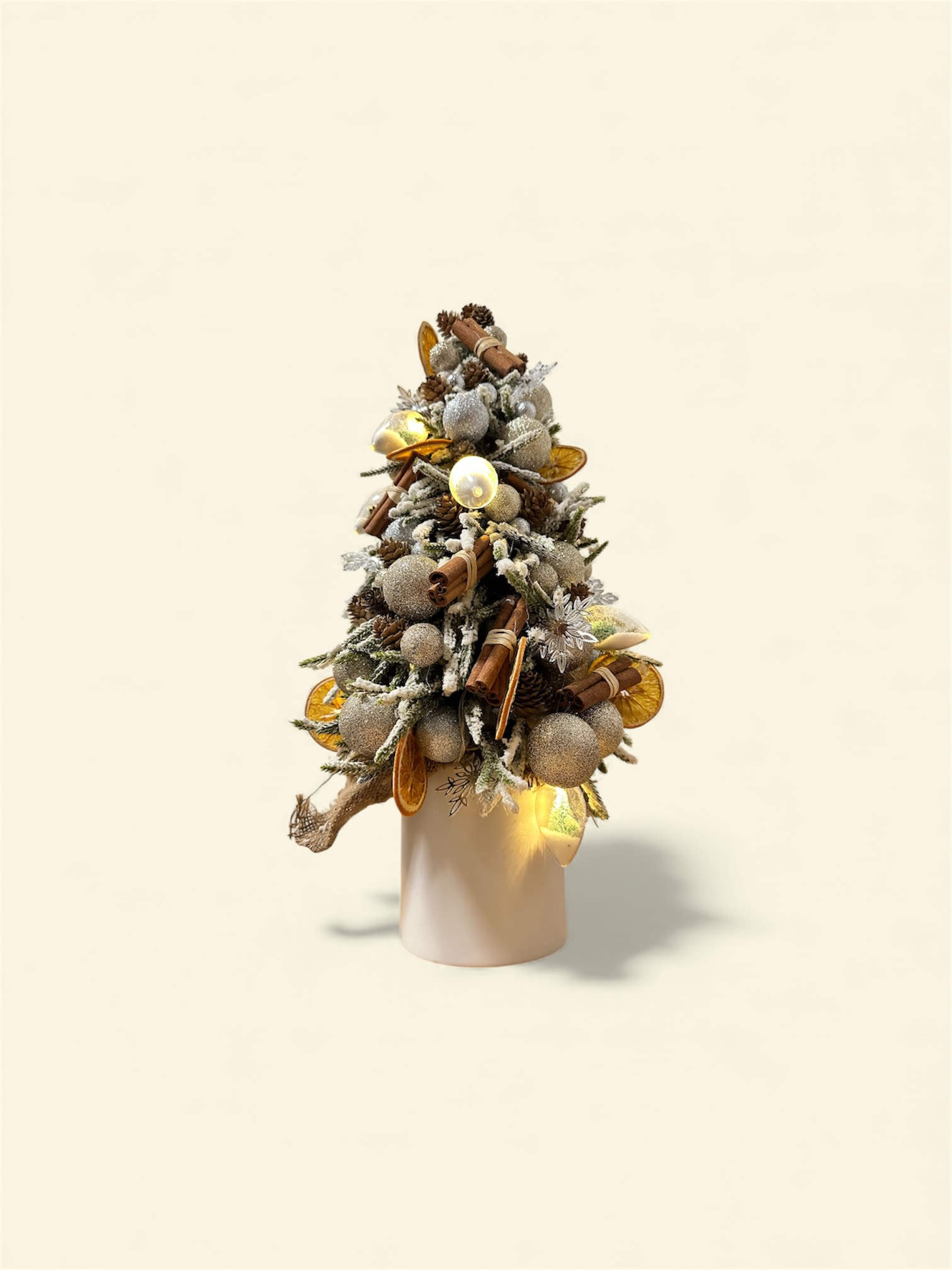 CHRISTMAS TREE WHITE  - Beautiful Christmas tree with a touch of dried oranges and a hint of small cinnamon rolls, accompanied by a lovely touch of Christmas ornaments for a special gift   