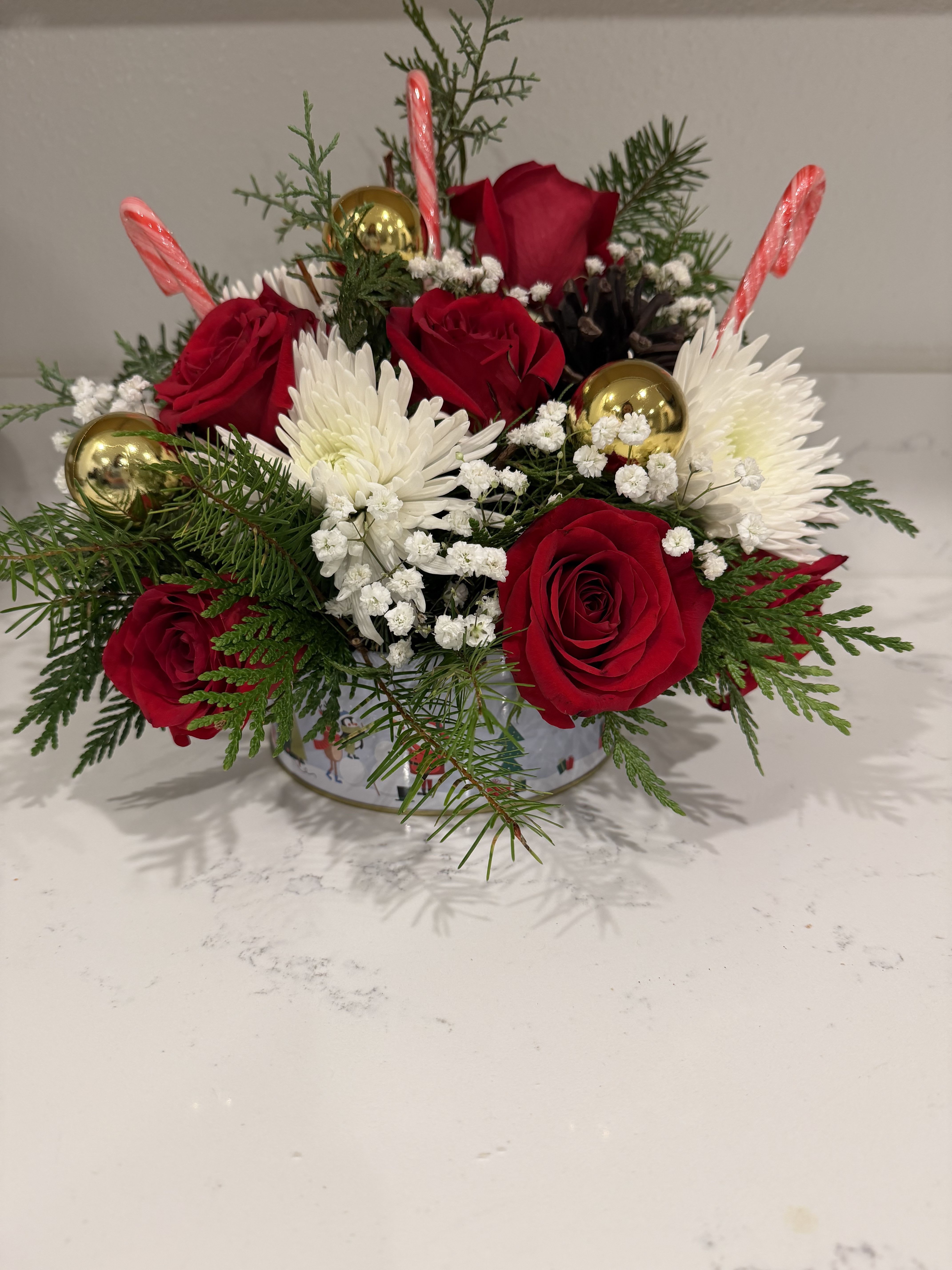 Golden Candy Christmas Rose - A festive blend of red roses, baby’s breath, Christmas candies, and golden ornaments—designed to add sweetness, elegance, and holiday magic to any space. Perfect for gifting or celebrating the season in style. 