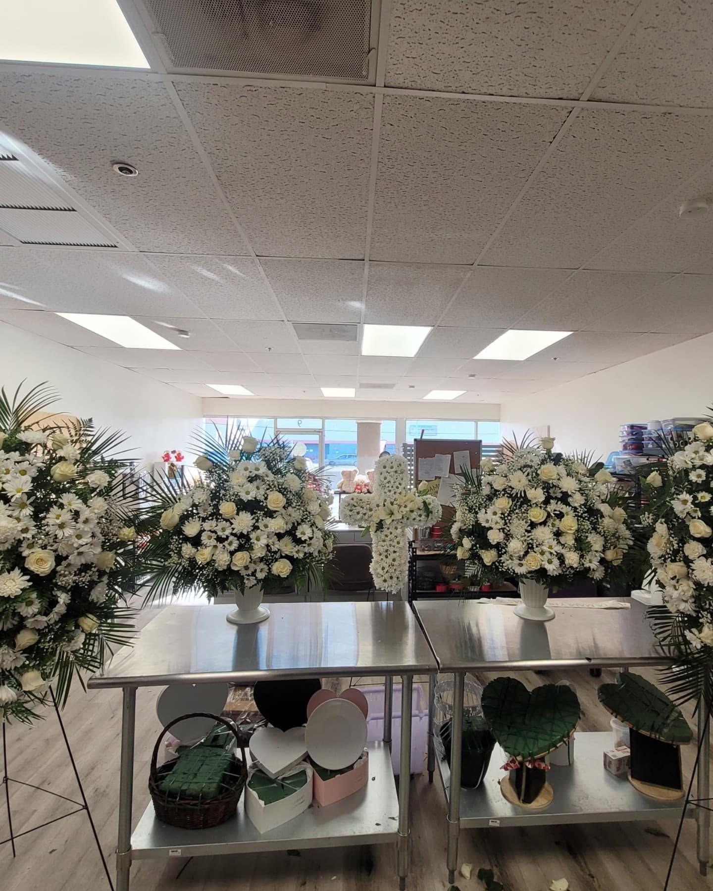 paquete funeral - paquete grande con 2 bellas y grandes coronas de medallon, 2 ramos de copa grandes elegantes asi como cubrecaja para el ataud , acompanado de una bella cruz ,un gran y hermoso paquete para acompanar a tu ser querido en su partida el colo es a elegir ,el color es blanco ,pero puedes elegir tu color de tu preferencia