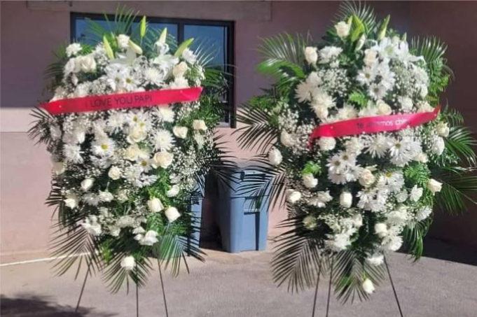 paquete coronas funeral - 2 bellas coronas de medallon para funeral ,incluye rosas, lilis, claveles ,astromelias, gixofilia, margaritas ,bellos follajes ,es una gran eleccion para colocar a los lados del ataud, para despedir a tu ser amado