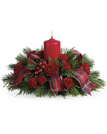 celebracion familiar - Una vela de pilar brillante de 6 pulgadas, una cinta de tafetán a cuadros y encantadores adornos navideños en miniatura adornan este centro de mesa de cedro plano, pino blanco, abeto Douglas y claveles rojos.