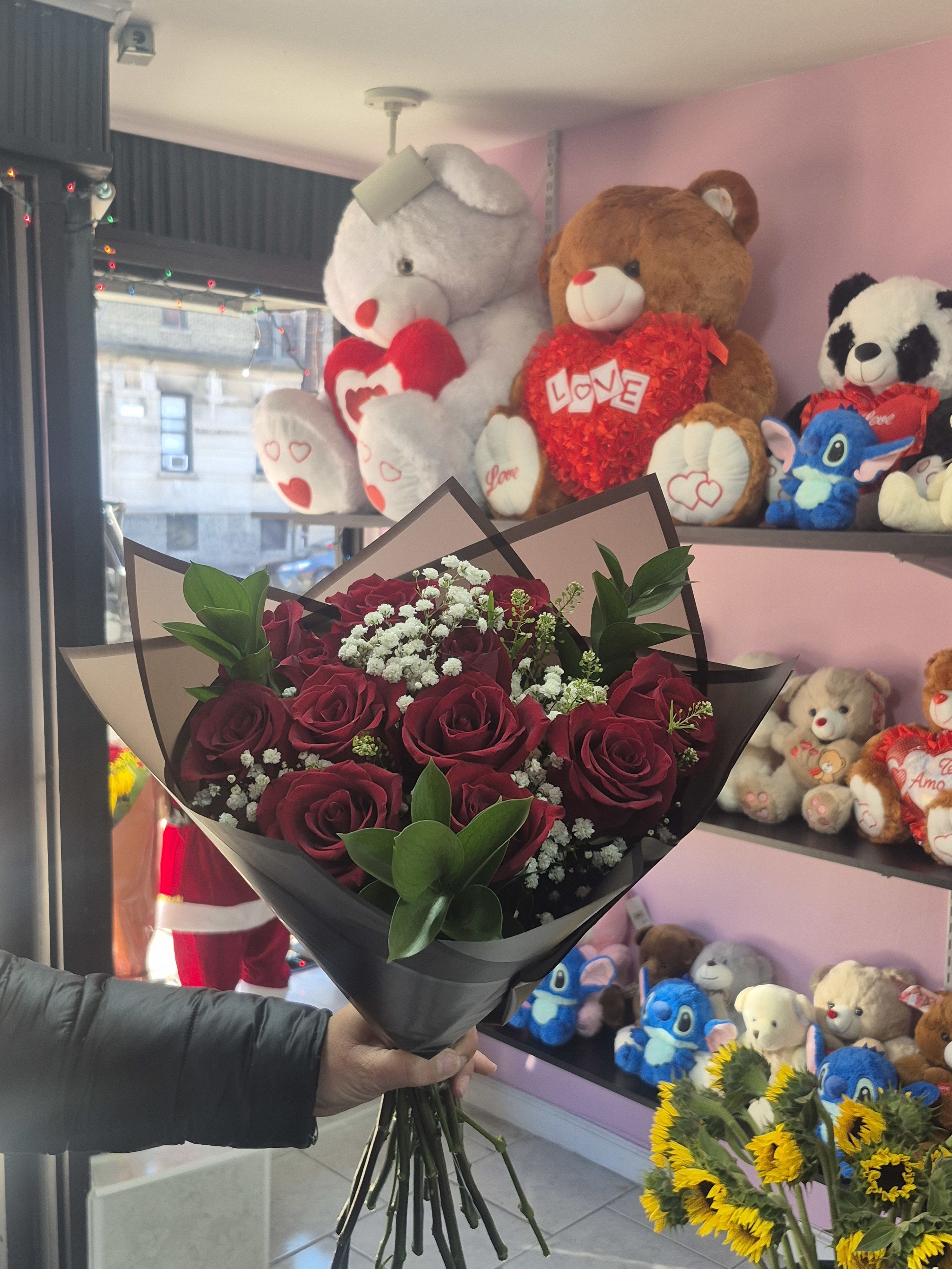 Bouquet 12 red roses - Roses and paper decoration may vary on store disponibility.  