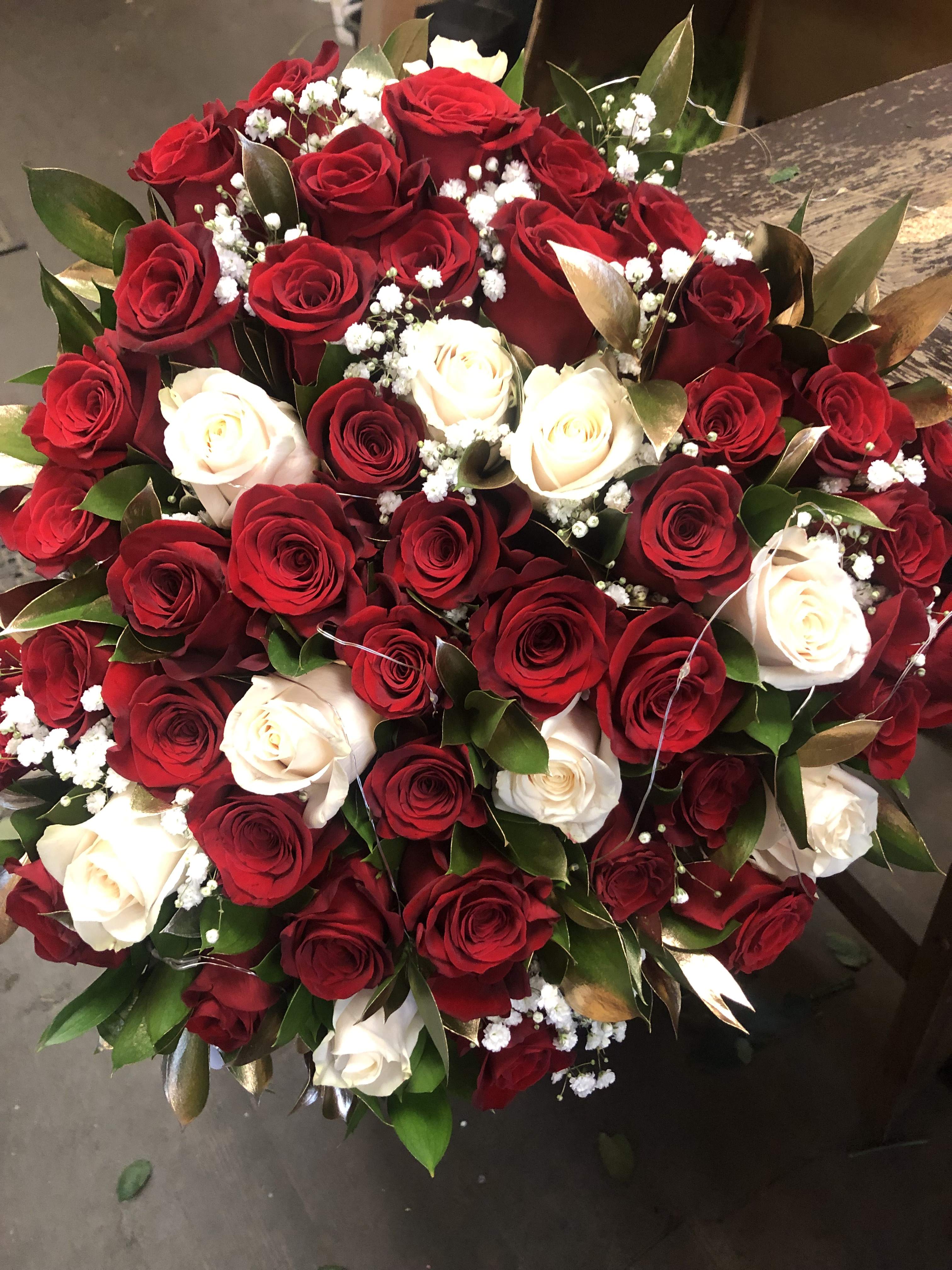 LIPS ARE SEAL (WRAP WITH NO VASE) - 25 OFF WHITE ROSES, 25 RED ROSES WITH BABY BREATH AND GOLD RUSCUS LEAVES WRAPPED IN KOREAN PAPER.  THIS ARRANGEMENT OF  50 ROSES.  DELUXE PRICE INCLUDES THIS ARRANGEMENT AND A  VASE TO HOLD THIS WRAP