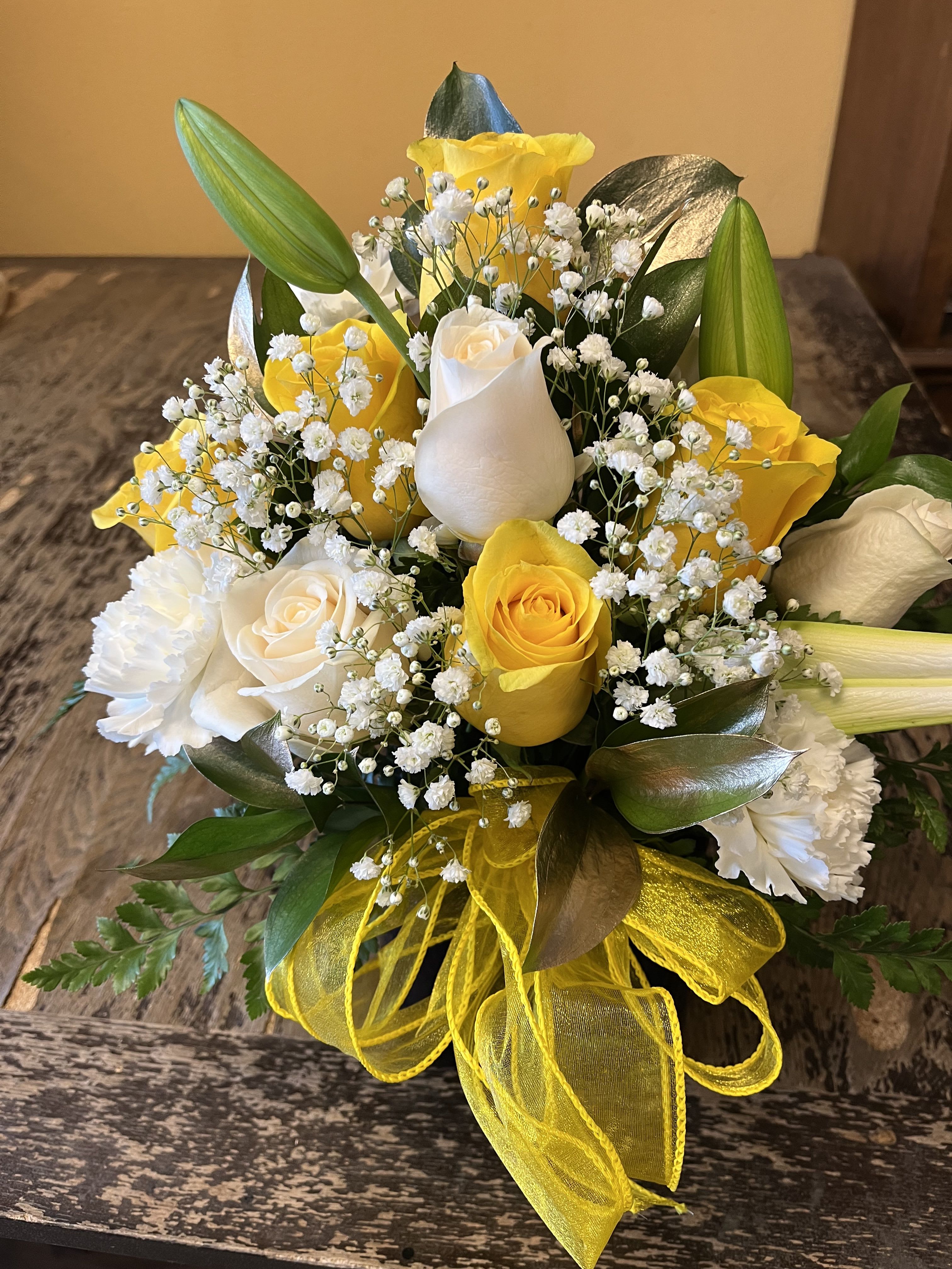 YELLOW SMILE (CUBE ARRANGEMENT) - A MIXTURE OF WHITE AND YELLOW FLOWERS IN A CUBE 