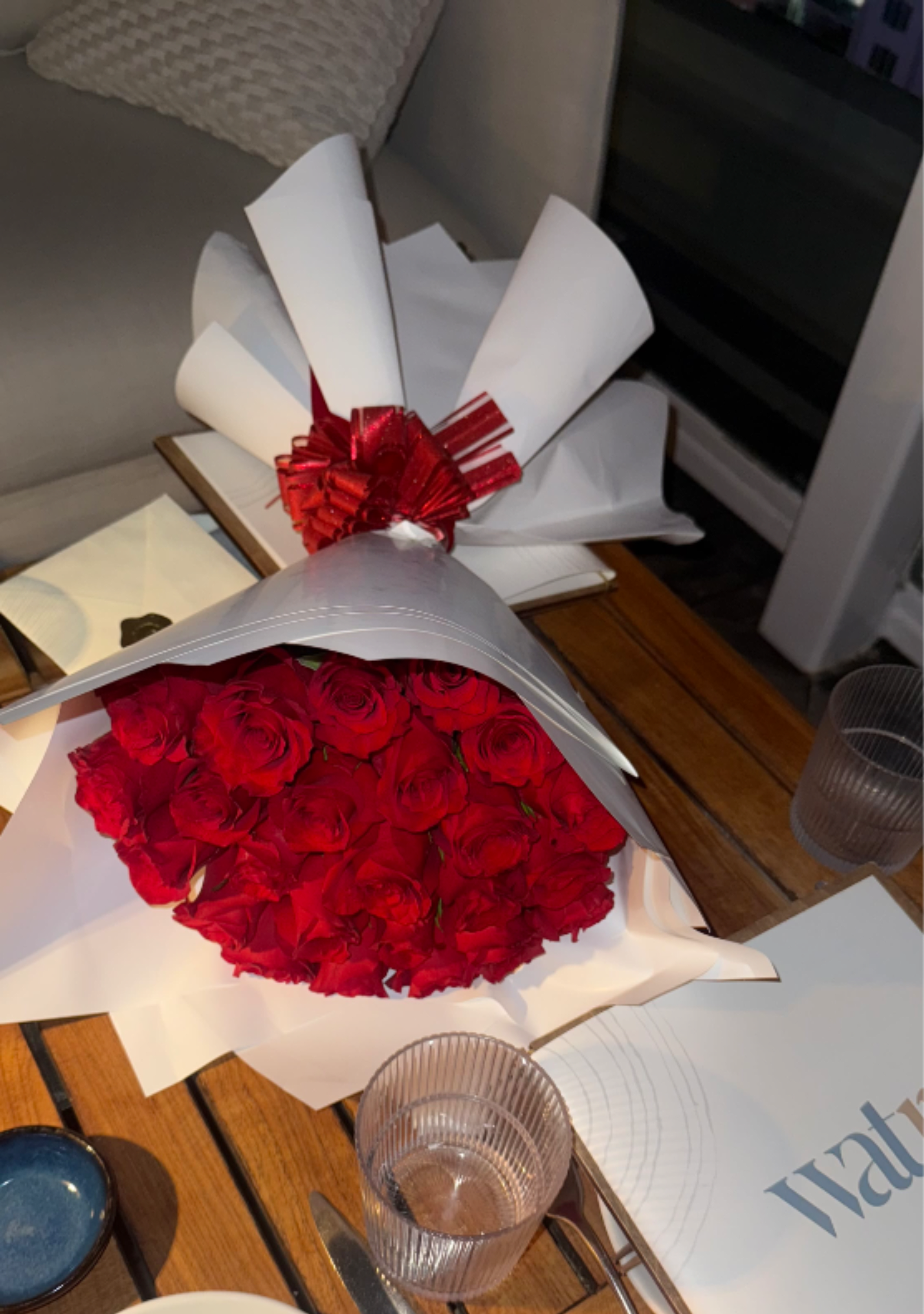 Red romance - Un bouquet clásico y elegante de rosas rojas frescas, envuelto en papel blanco para un acabado limpio y sofisticado. Diseñado para expresar amor, admiración y emociones auténticas con sencillez y buen gusto. Precios: • 25 rosas — desde $99 • 50 rosas — desde $149 • 100 rosas — desde $249