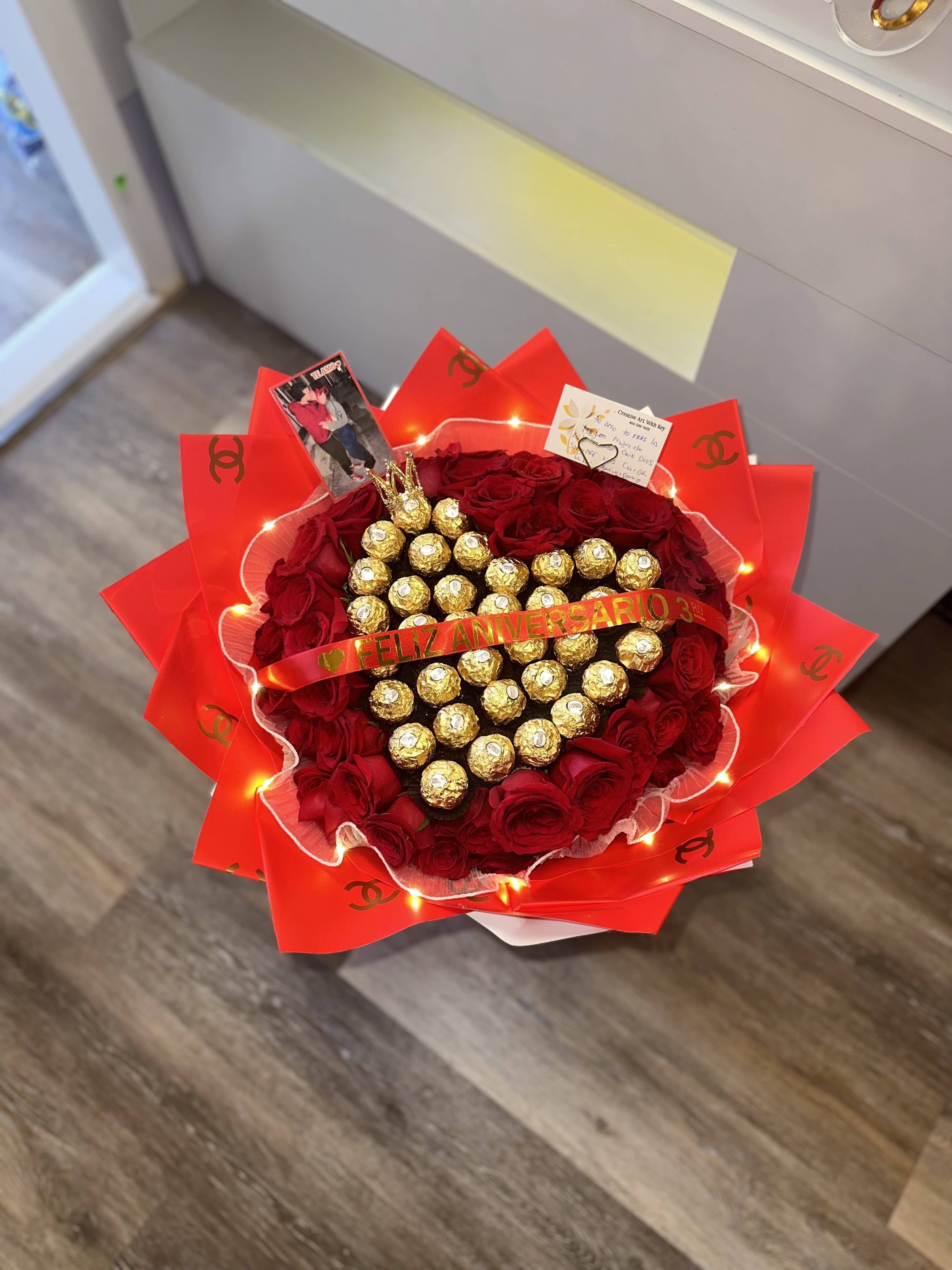 HEART-SHAPED BUCHON BOUQUET (CHANEL) - HEART-SHAPED BUCHON BOUQUET (CHANEL) IN THE MIDDLE FERRERO CHOCOLATES, PERSONALIZED ANNIVERSARY RIBBON (IF YOU WANT ANOTHER PHRASE HAPPY BIRTHDAY, I LOVE YOU, JUST SEND A MESSAGE TO CHANGE THE PHRASE) CHANEL RED PAPER, MAYA WITH LED LIGHT, MINI METAL CROWN.     (NOTICE!!! WE WILL NOT DO DELIVERY ON FEBRUARY 14TH PLEASE DO NOT PUT FOR DELIVERY BECAUSE WE WILL NOT DO IT! YOU CAN MAKE YOUR RESERVATION AND COME TO PICK UP AT THE STORE) THANK YOU VERY MUCH FOR UNDERSTANDING