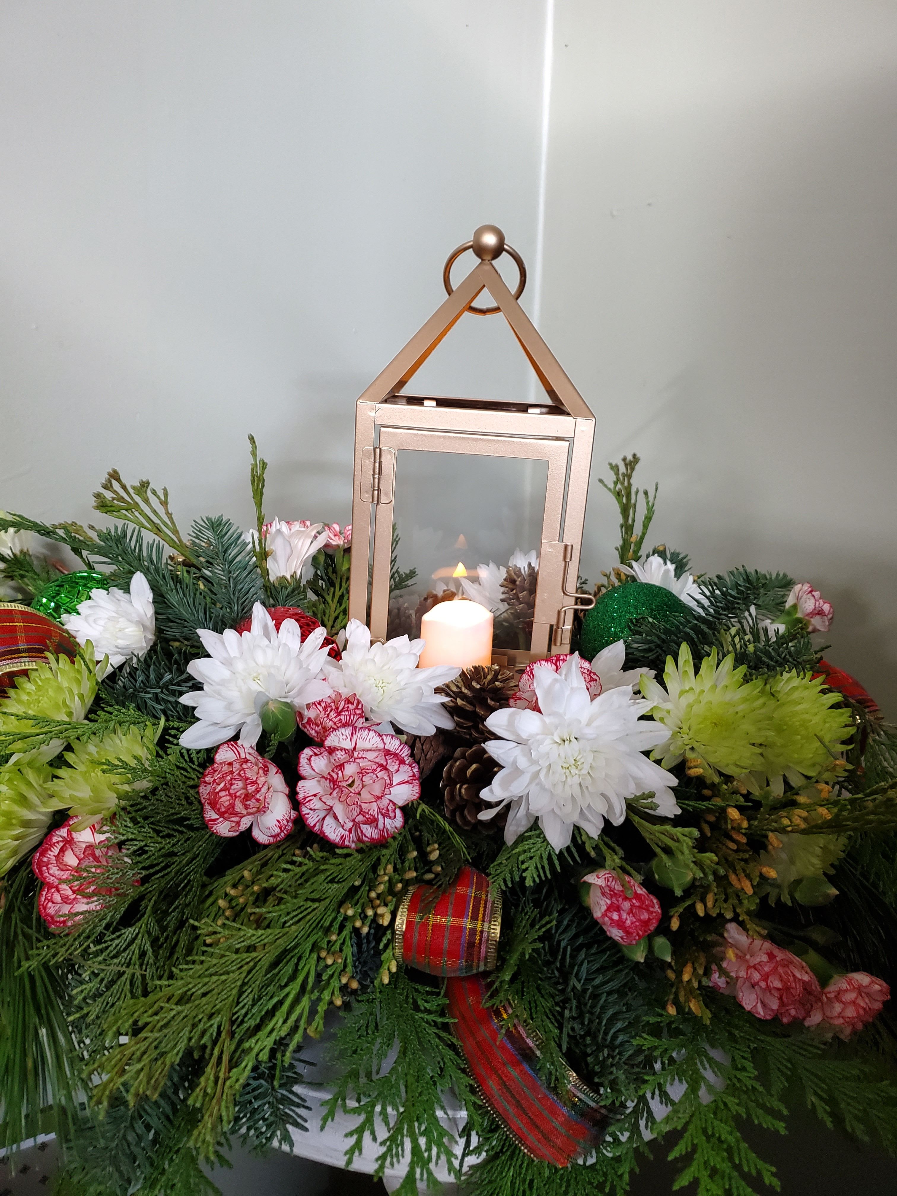 Christmas Lantern - Lantern with candle and red, white and green flowers