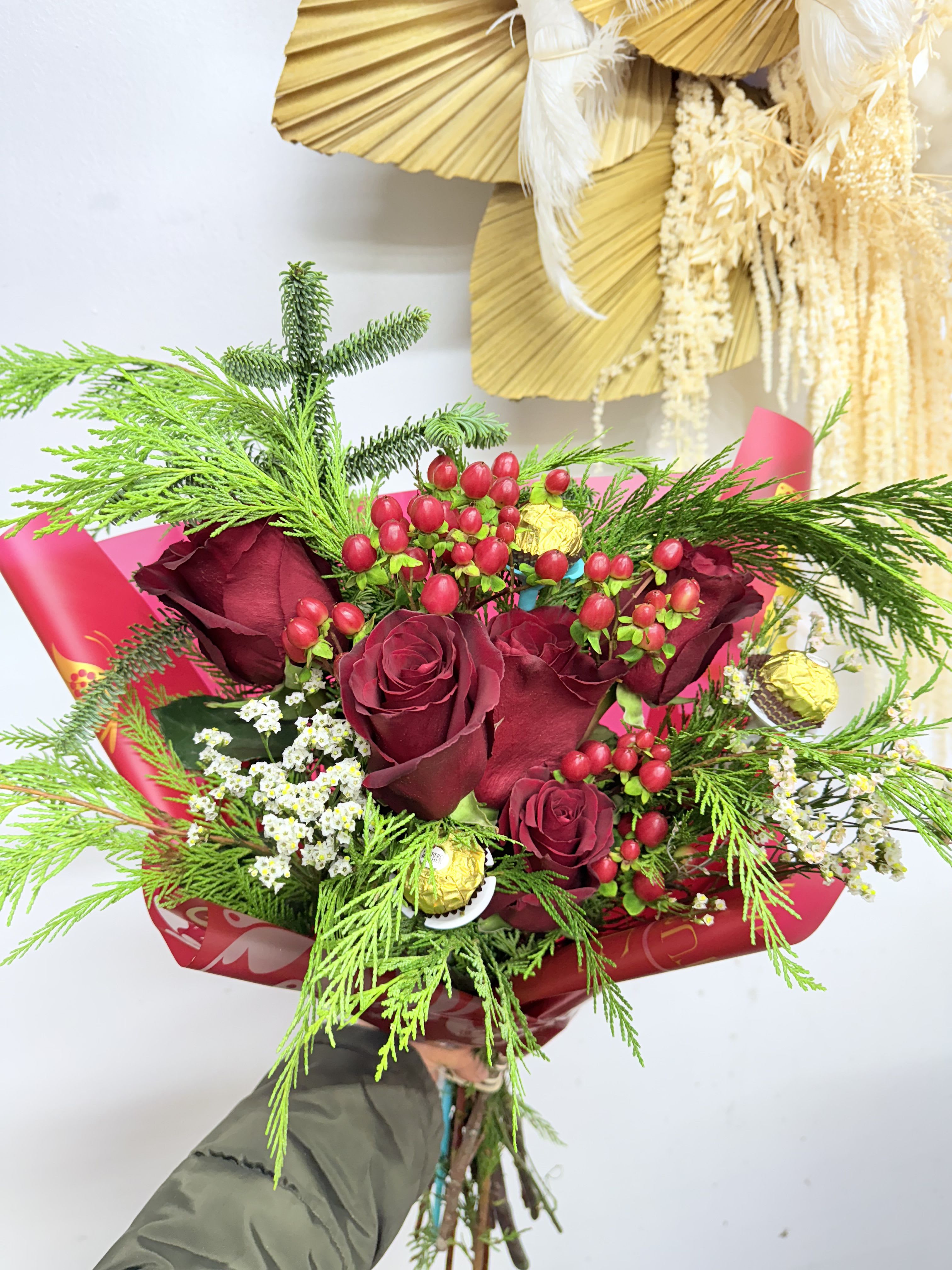 Christmas bouquet - Perfect for adding a festive touch to any space or gifting a sweet holiday detail. Simple, elegant, and full of Christmas spirit.