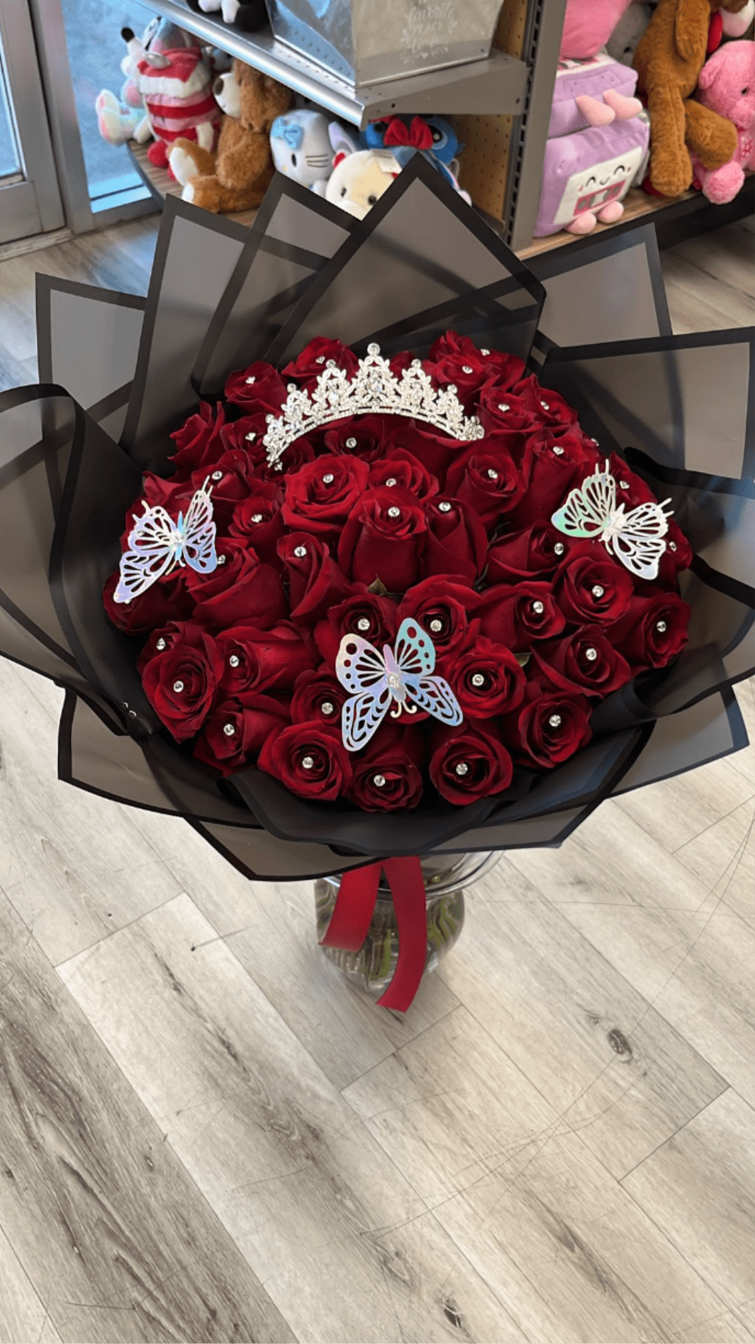 Bouqueth 50 rosas - Bello bouqueth de rosas rojas para tu ser amado para cumpleaños aniversarios amor etc  cuenta 50 rosas diamantes decorativos corona y mariposas  hermoso diseño para toda ocasión ,color de rosa de tu elección 