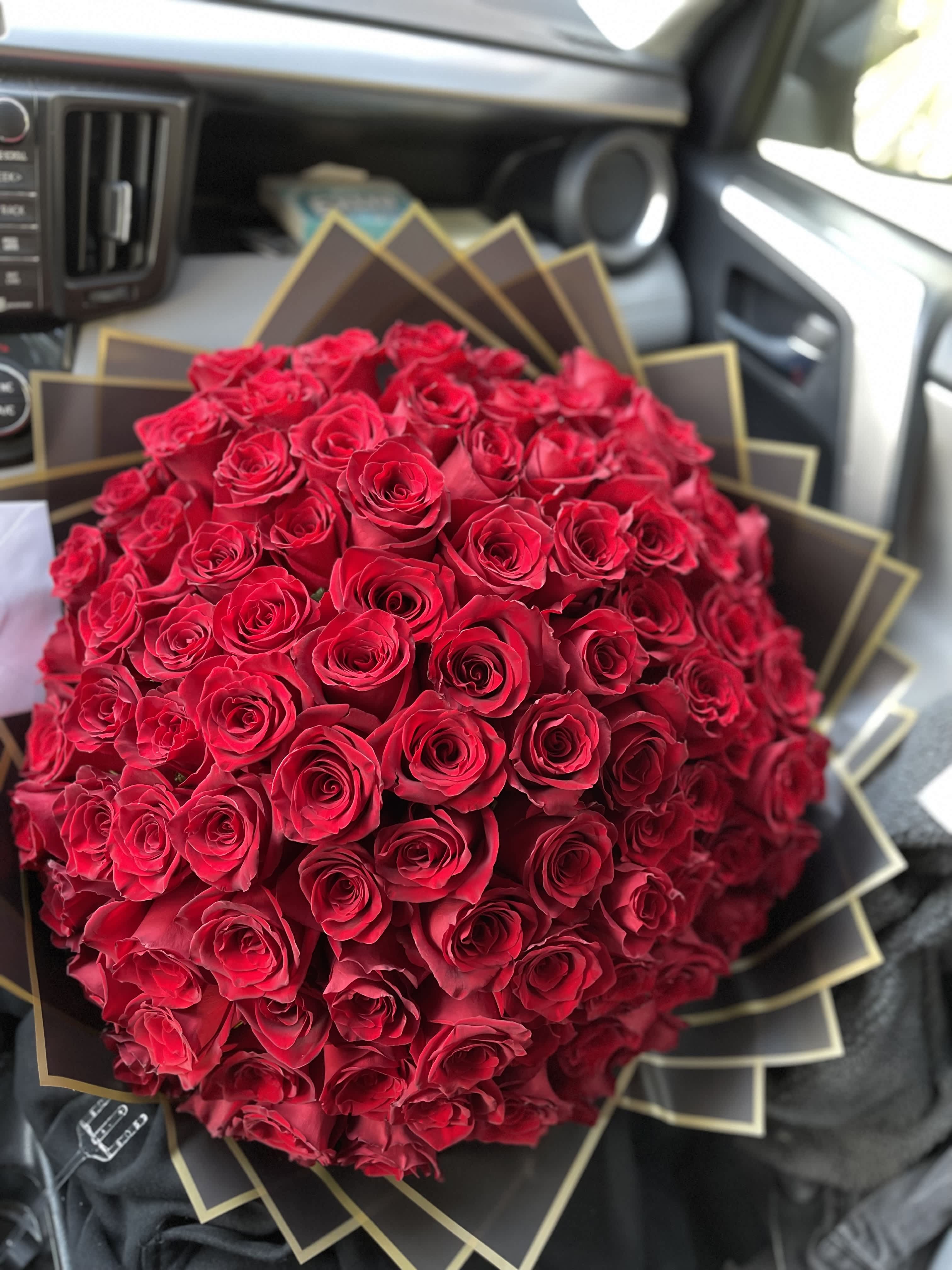 100 Deep Red Premium Long Stem Roses - Beautiful Buchón of roses wrapped in special paper 