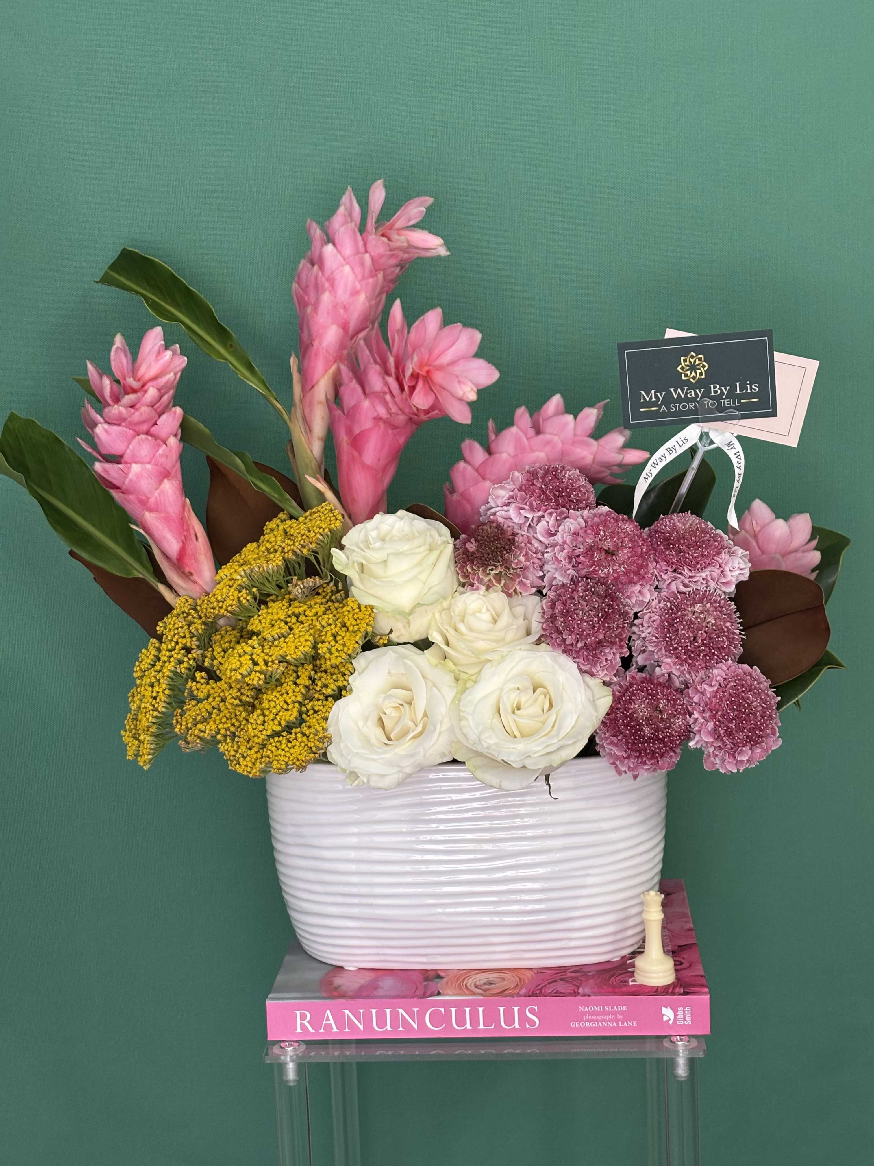 Ronda. - Gingers, scabiosas different and beautiful flowers make this compact beautiful arrangement an ideal choice for all occasions.