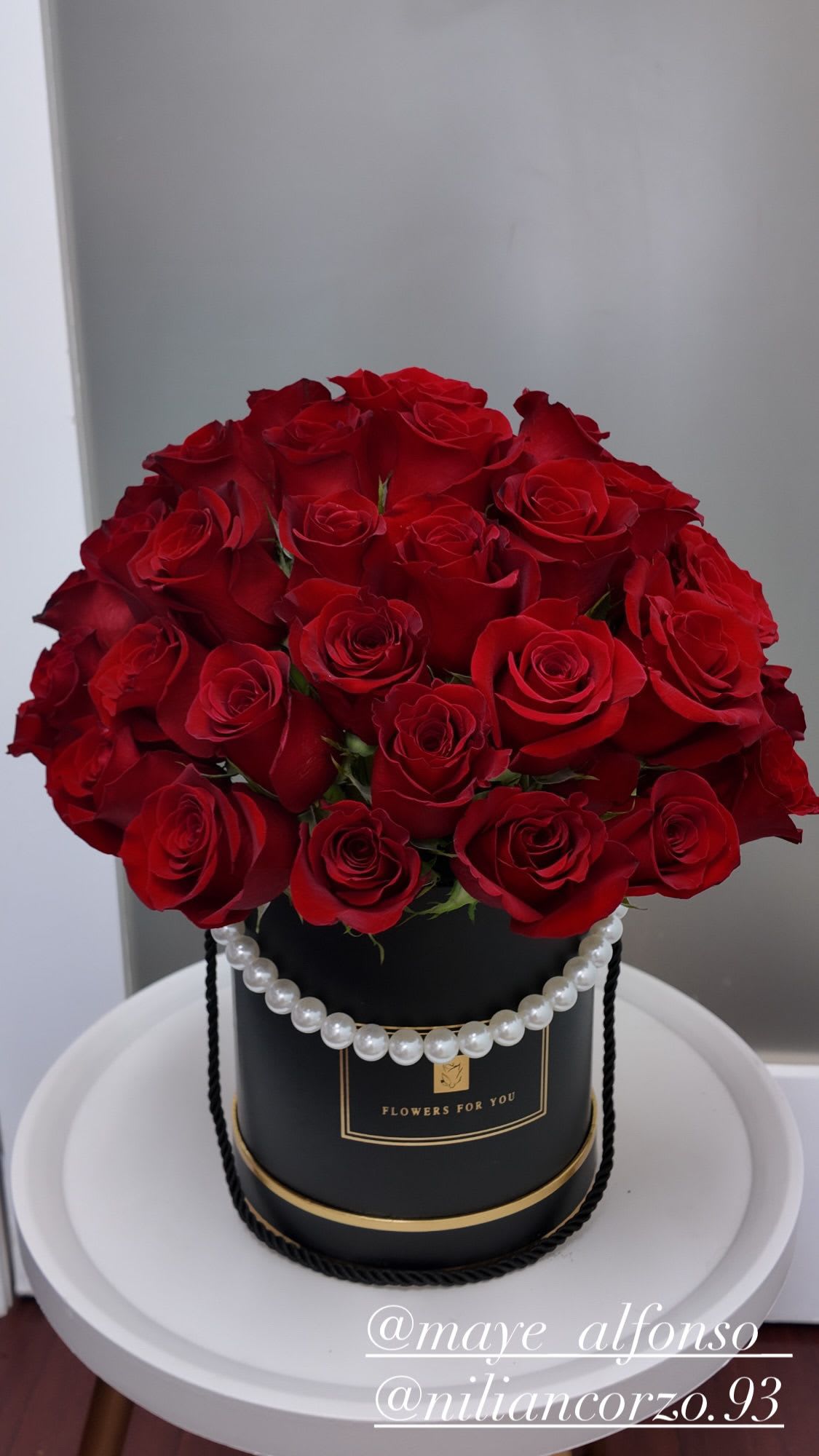 Box of  Red roses  - Box of roses  ROSE IN COLORS WRITE IT ON THE INSTRUCTIONS  SI DESEA CAMBIAR EL COLOR DE LAS ROSAS PUEDE HACERLO EN LAS INSTRUCCIONES 