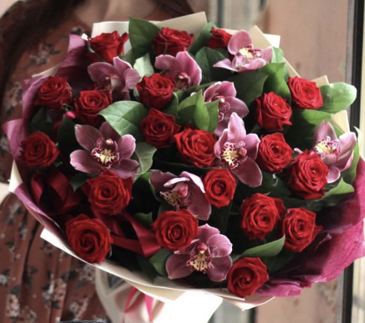 № 94 - THE PHOTO SHOWS THE PREMIUM SIZE  - Basket of roses "you are in my heart".  Standard size - 9 rose, 5 Orhids Deluxe size - 15 rose, 7 Orhids Premium size - 24 rose, 9 Orhids   The photo shows the deluxe size.
