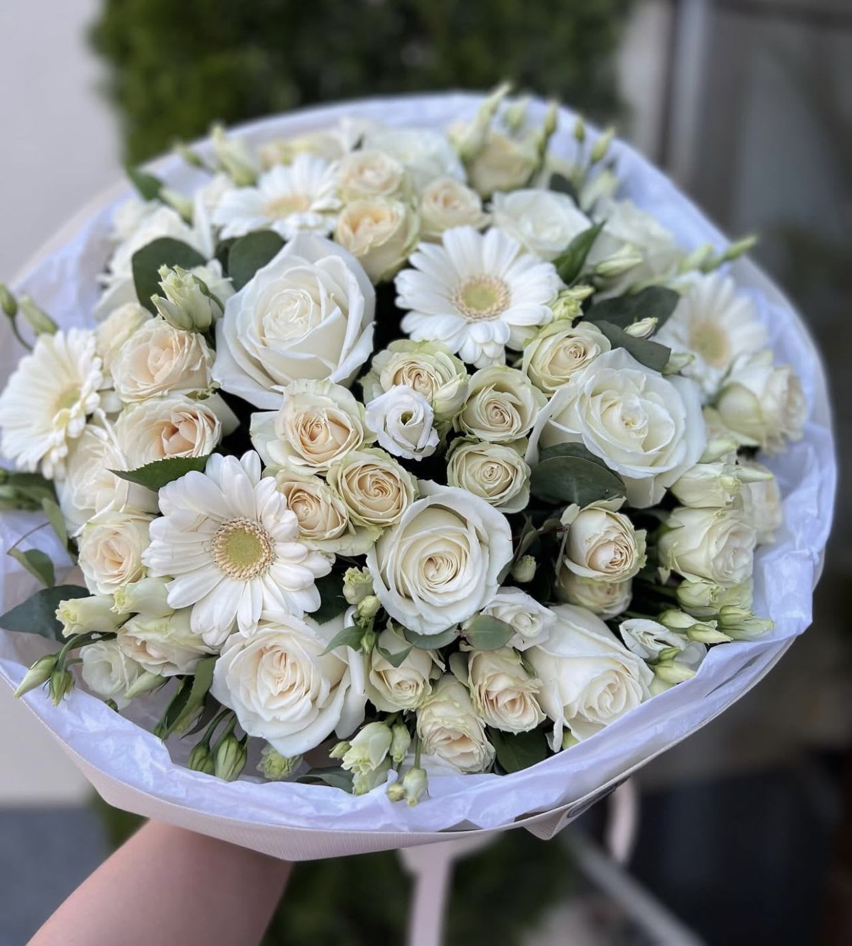 № 203 - THE PHOTO SHOWS THE DELUXE SIZE  - A delicate bouquet in white and peach tones.  The photo shows the deluxe size.