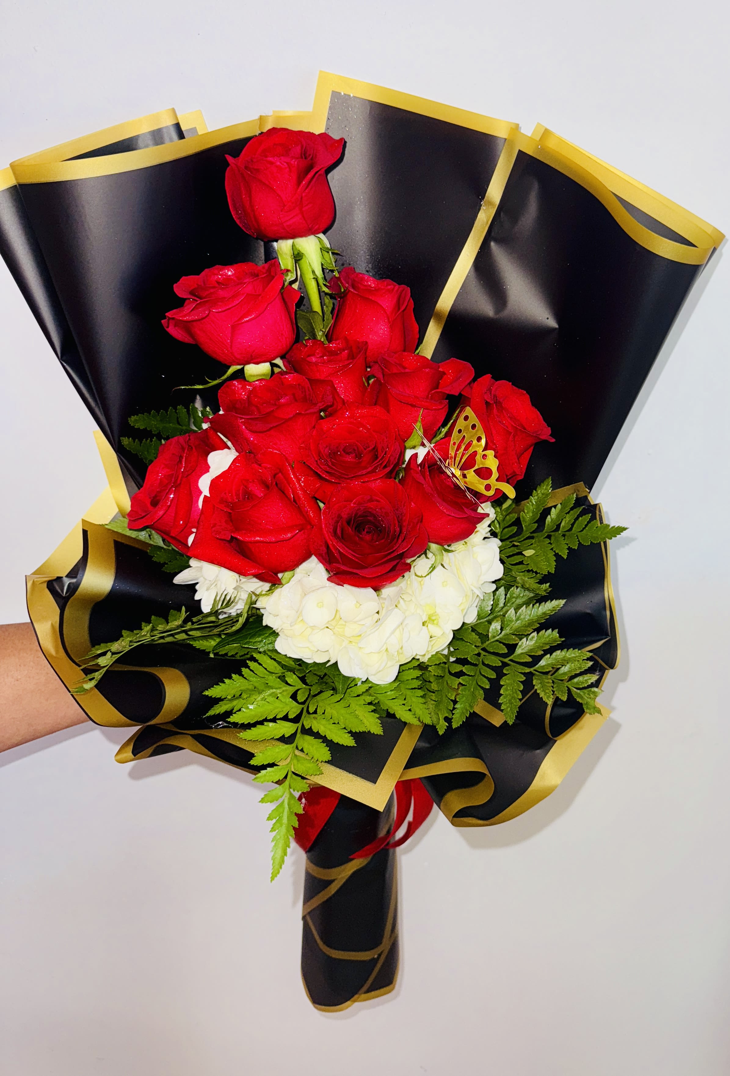 Encanto Carmin - Where every flower is a verse and every bouquet, a story. Verso de Flor blends emotion and petals into compositions that celebrate love, elegance, and fleeting beauty. Inspired by visual poetry, our designs speak in color and soul.