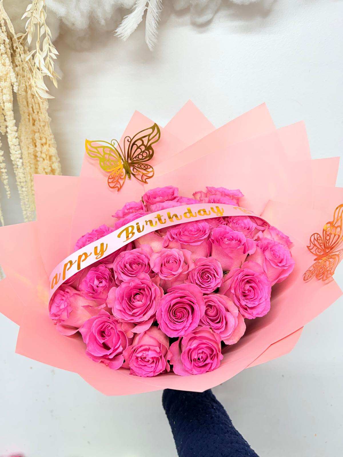 Pink Super Love - Charming pink flower bouquet featuring 50 fresh pink roses, beautifully arranged and finished with a customizable band that can display the message of your choice. The perfect gift to celebrate a special day with sweetness and joy.