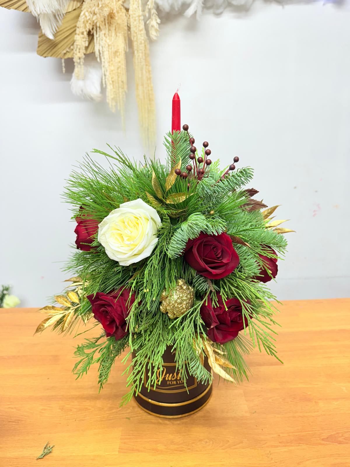 MARRYCHRISTMAS - Arreglo floral navideño de temporada con elementos frescos y festivos, cuidadosamente diseñado para transmitir la calidez, elegancia y alegría de la época navideña. Perfecto para decorar o regalar en Navidad.”