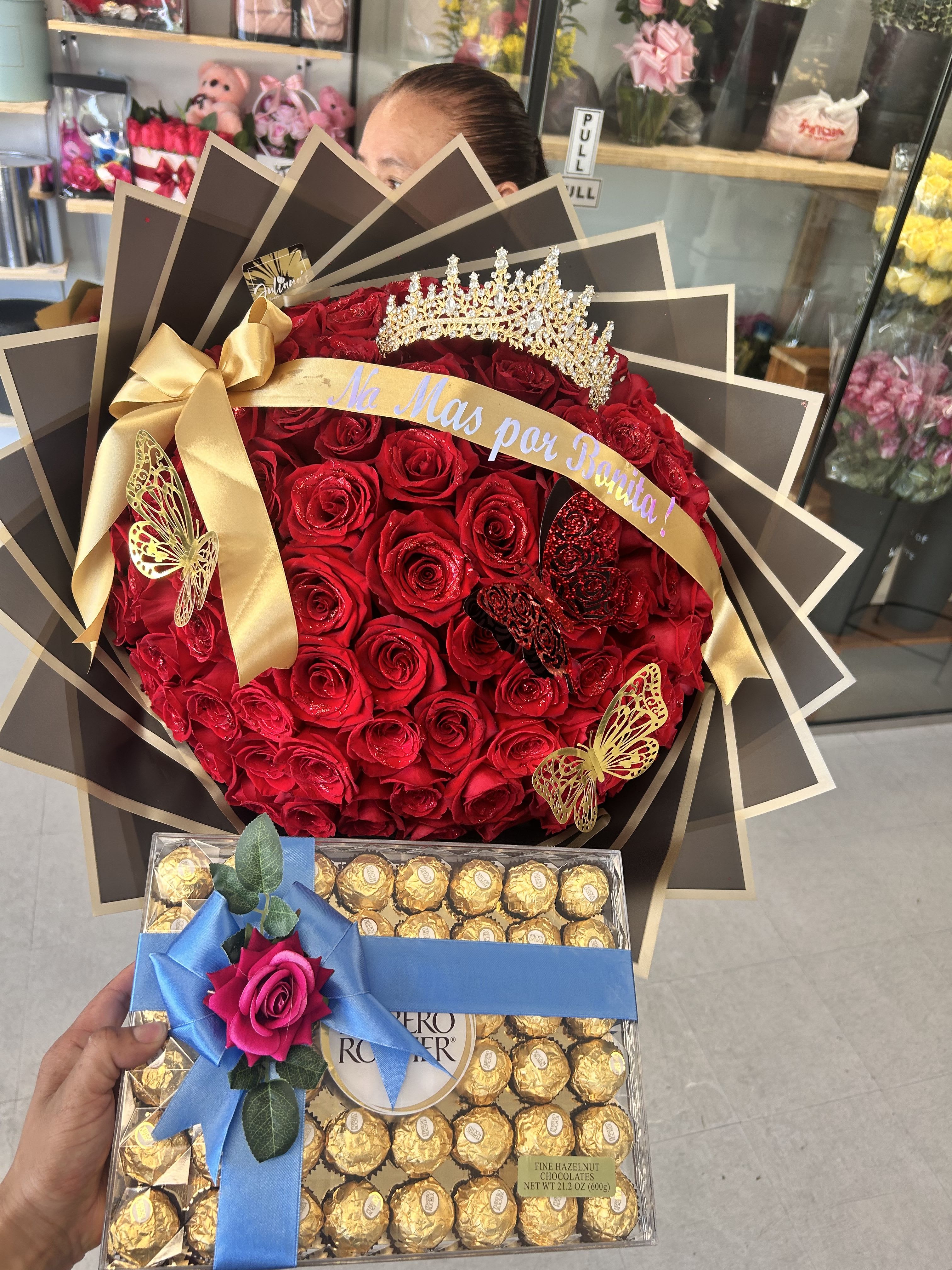 Buchón bouquet with chocolates - Ramo de 100 rosas rojos con caja de chocolates grandes.  Bouquet of 100 red roses with a box of large chocolates. ( The crowns that’s on the bouquets, is the florist choice )