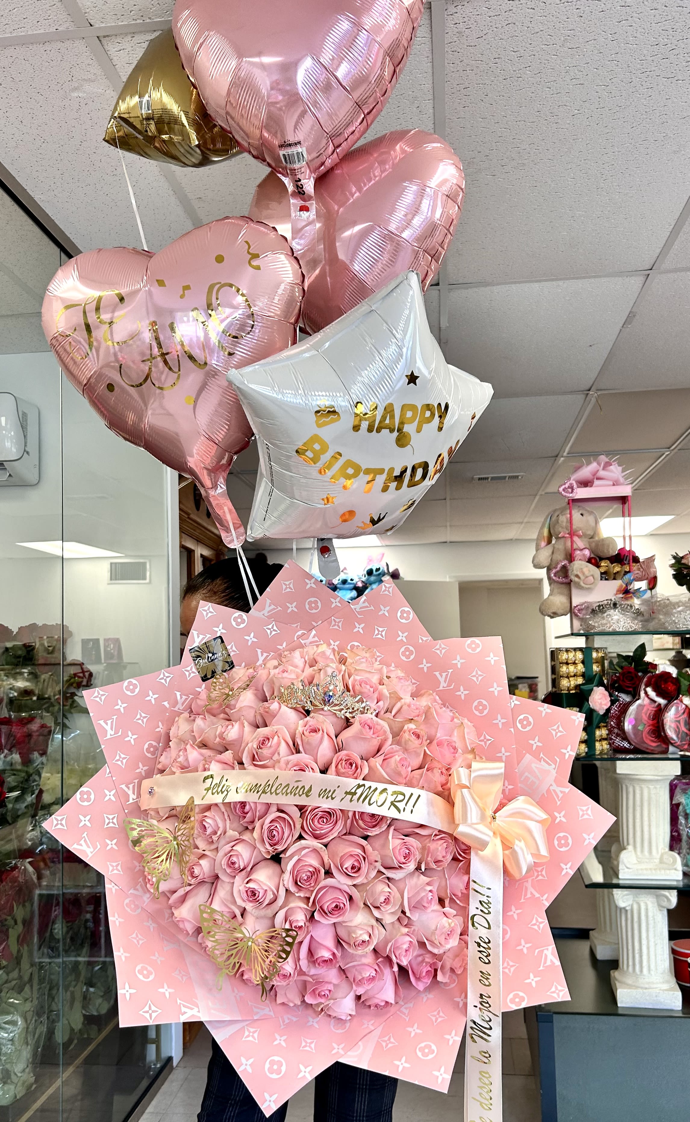 Buchón bouquet - Ramo buchón con 100 rosas y 5 globos en color rosa  Buchón bouquet with 100 roses and 5 pink balloons (The crowns that’s on the bouquets, is the florist choice )