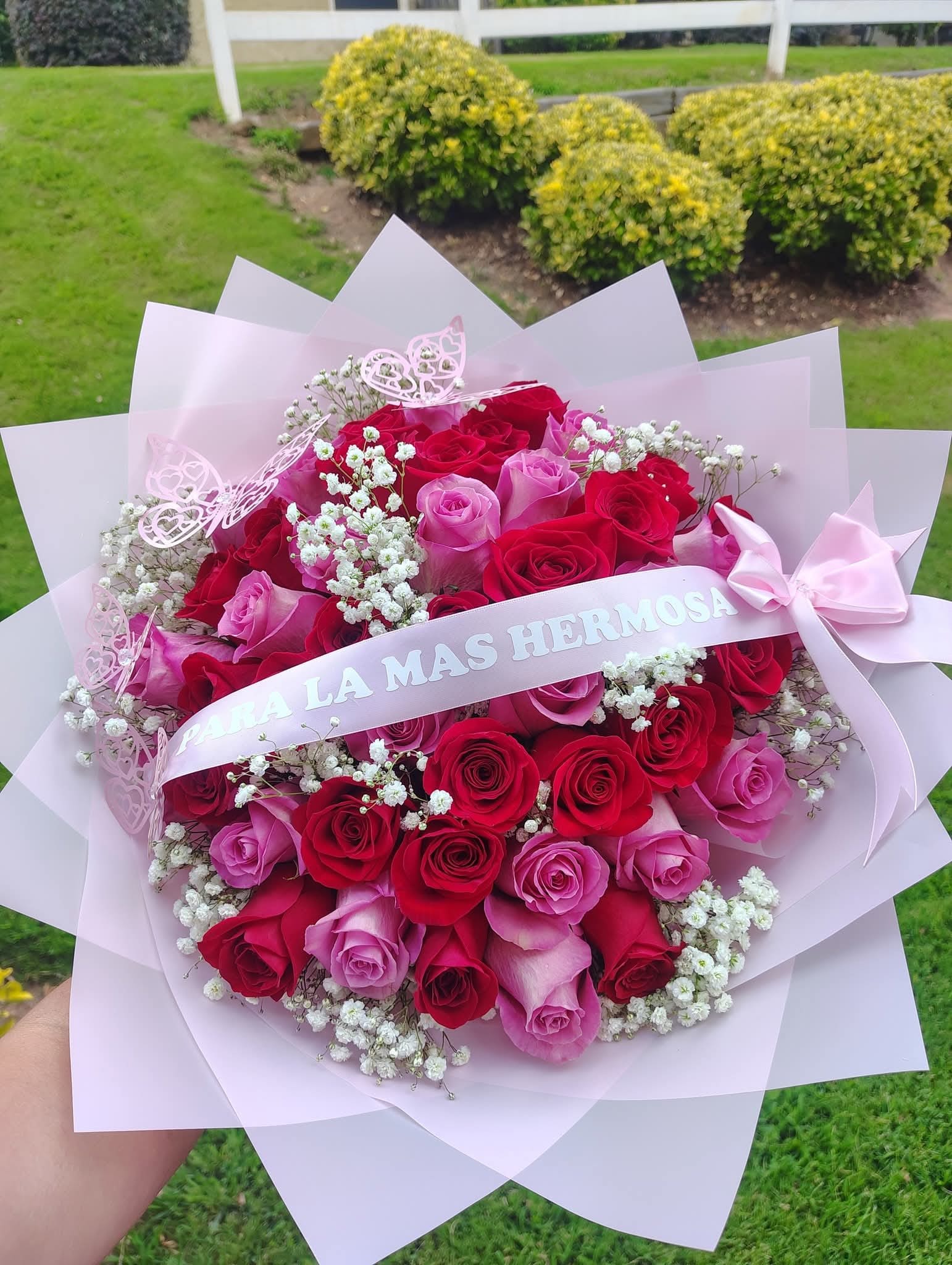 RED ROUSES AND PINK ROUSES - 50 ROSES: 24 RED ,24 pink,  whit baby's breath, pink paper wrapping , and a personalized ribbon.