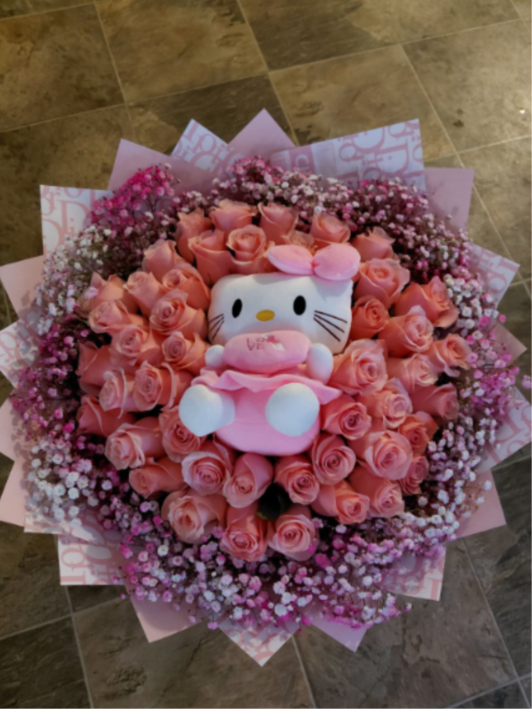 Hello Kitty bouquet ramo de Hello kitty - A beautiful and sweet Hello kitty bouquet  that conveys love and tenderness. it features 50 pink roses and baby's breath along whit a Hello kitty plush toy all wrapped in pink dior paper