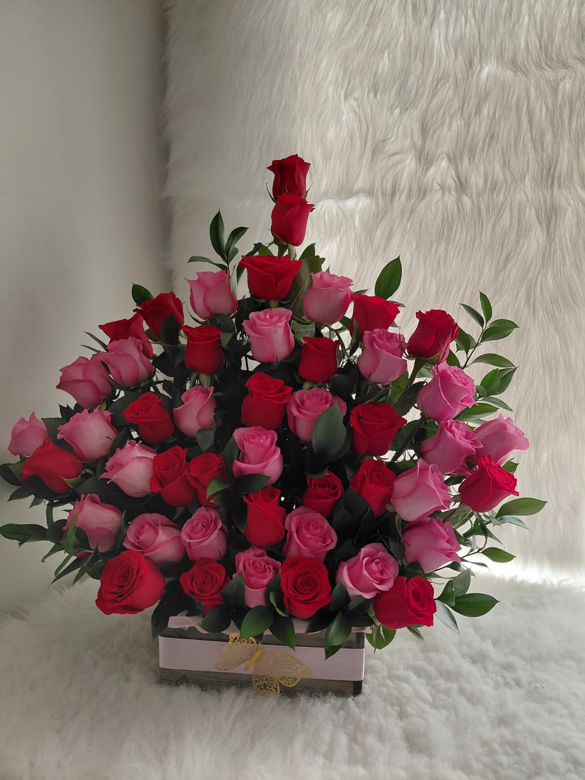 classic pink and red floral arrangement. arreglo floral clasico rosa y rojo - A unique classic,  and elegant floral arrangement made whit red and pink roses and ruscus with the especial touch of love