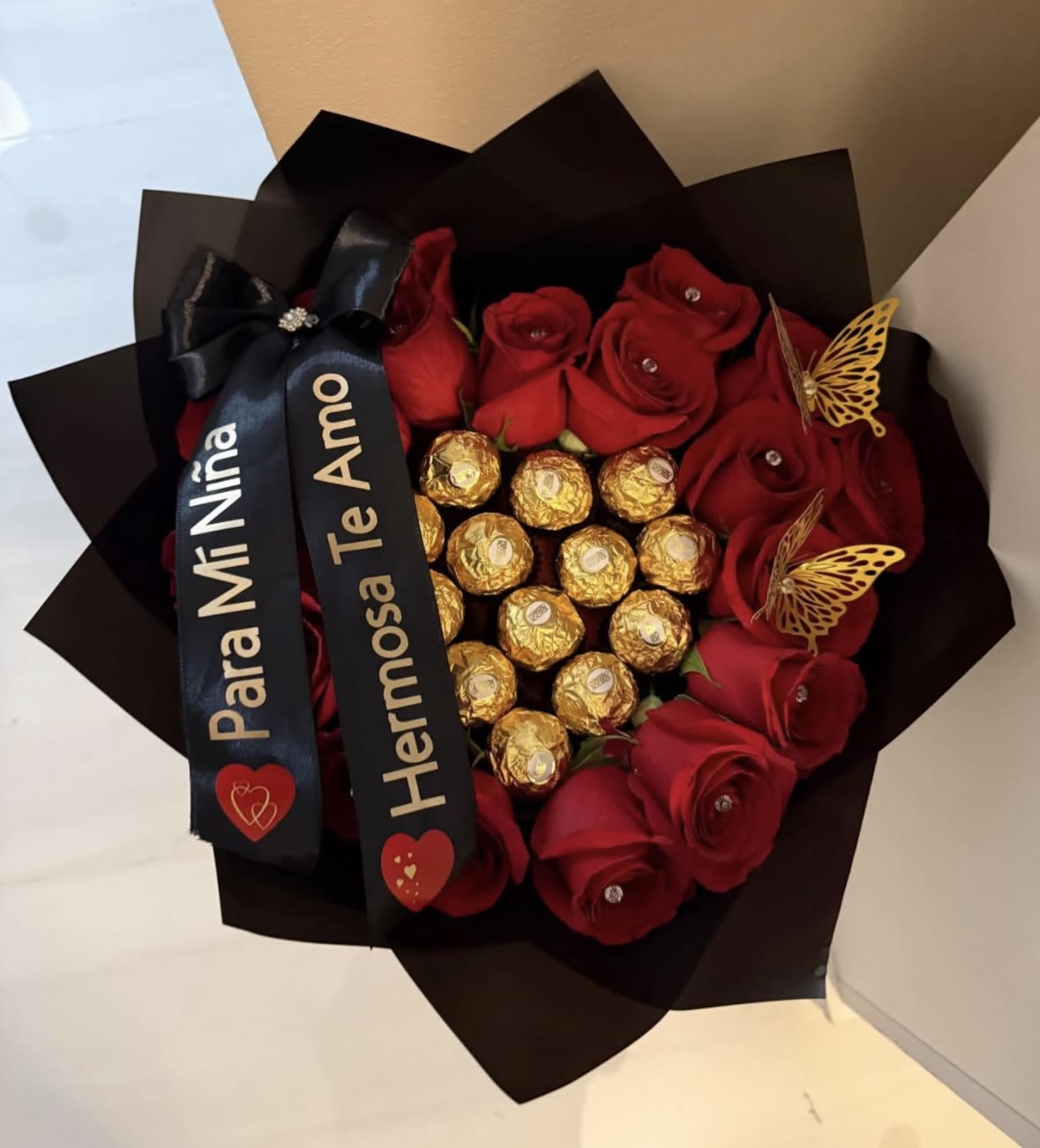 Luxury bouquet of 18 natural roses - Luxury bouquet of 18 natural roses with a heart-shaped arrangement of 13 Ferrero Rocher chocolates and a ribbon with a personalized message.