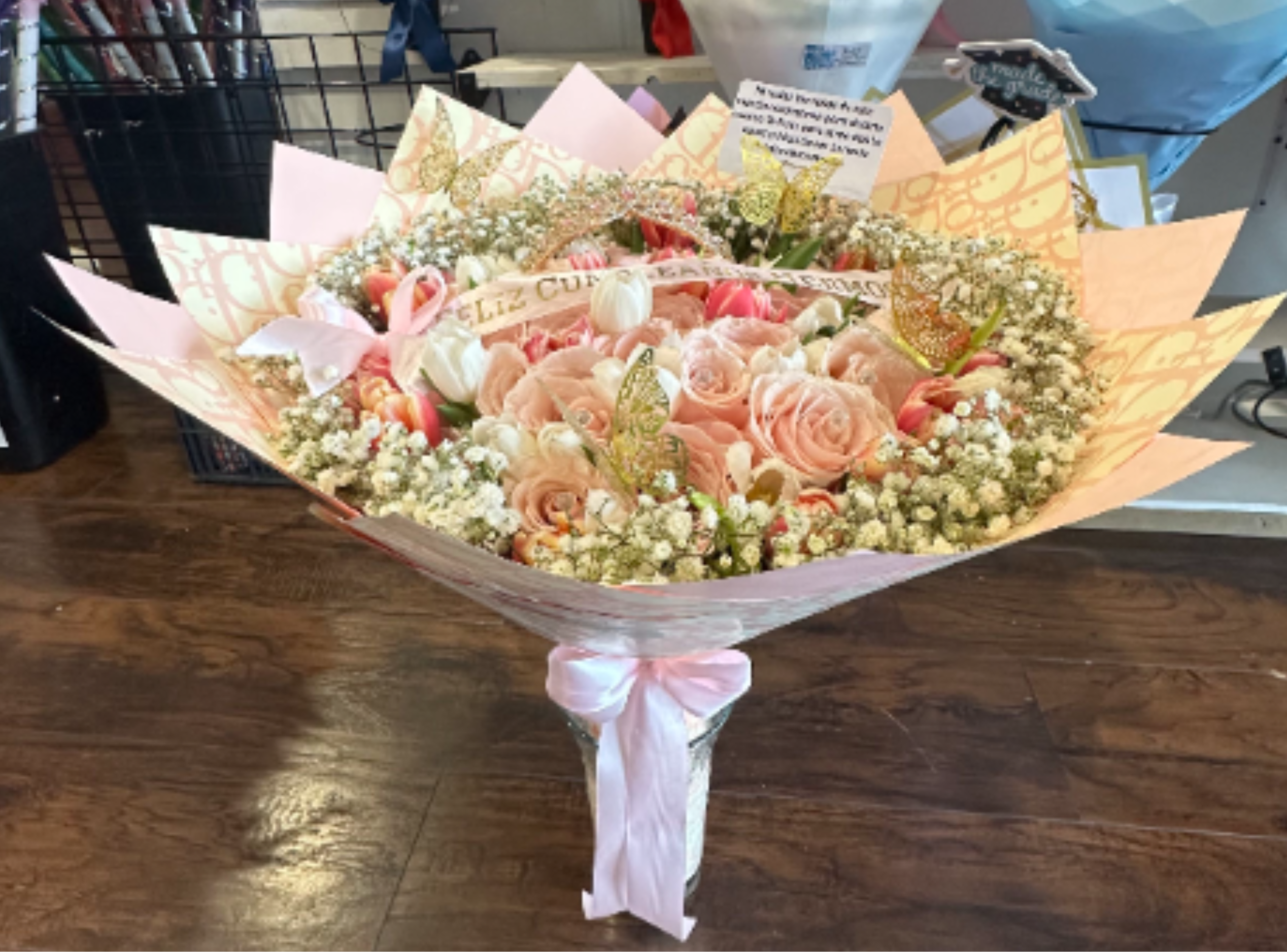 Bouquet of 50 white and pink roses, - Bouquet of 50 white and pink roses with luxury wrapping paper, a princess crown, and a personalized ribbon.