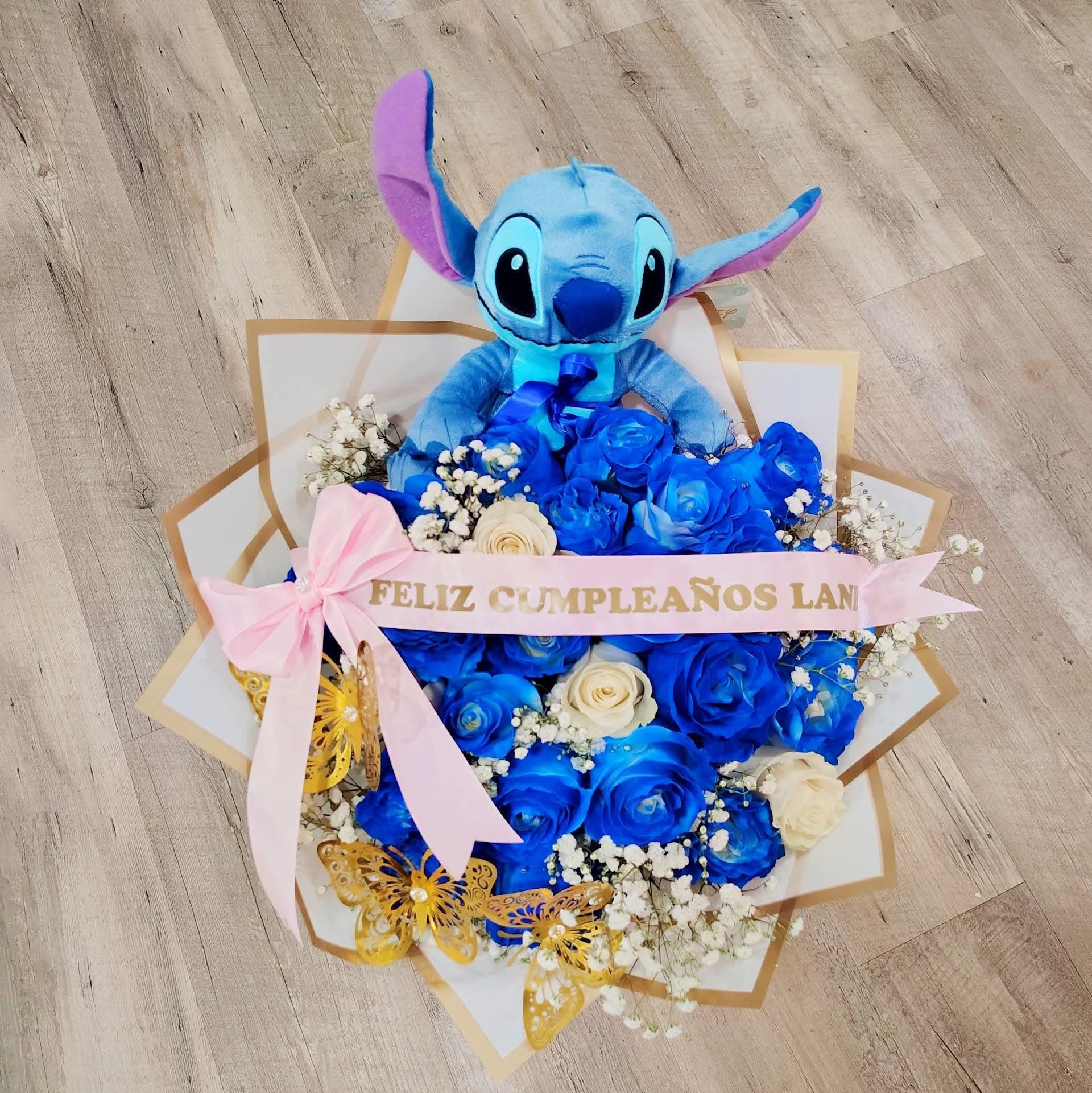 STICH BOUQUET - BOUQUET OF WHITE ROSES, BABY'S BREATH, AND BLUE ROSES WHIT A STICH TOY.