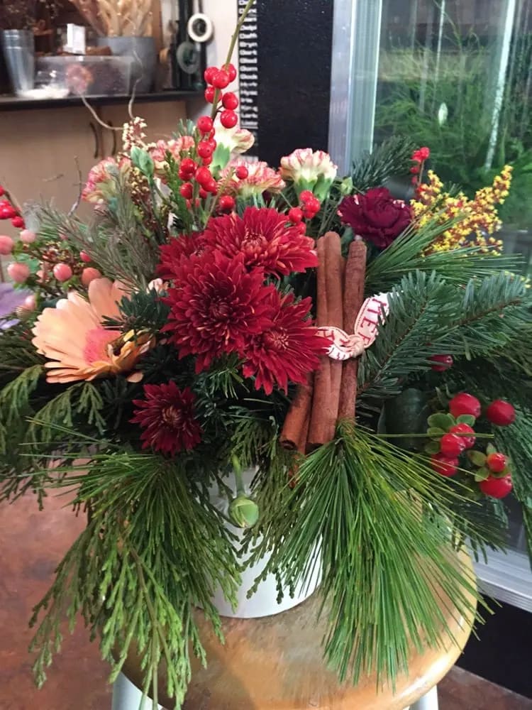 Happy Holiday - A nice little gift and a bit of love from one held dear best wishes for the coming Year. With this flower arrangement you can fill a holiday fresh scents and look in your cozy room.