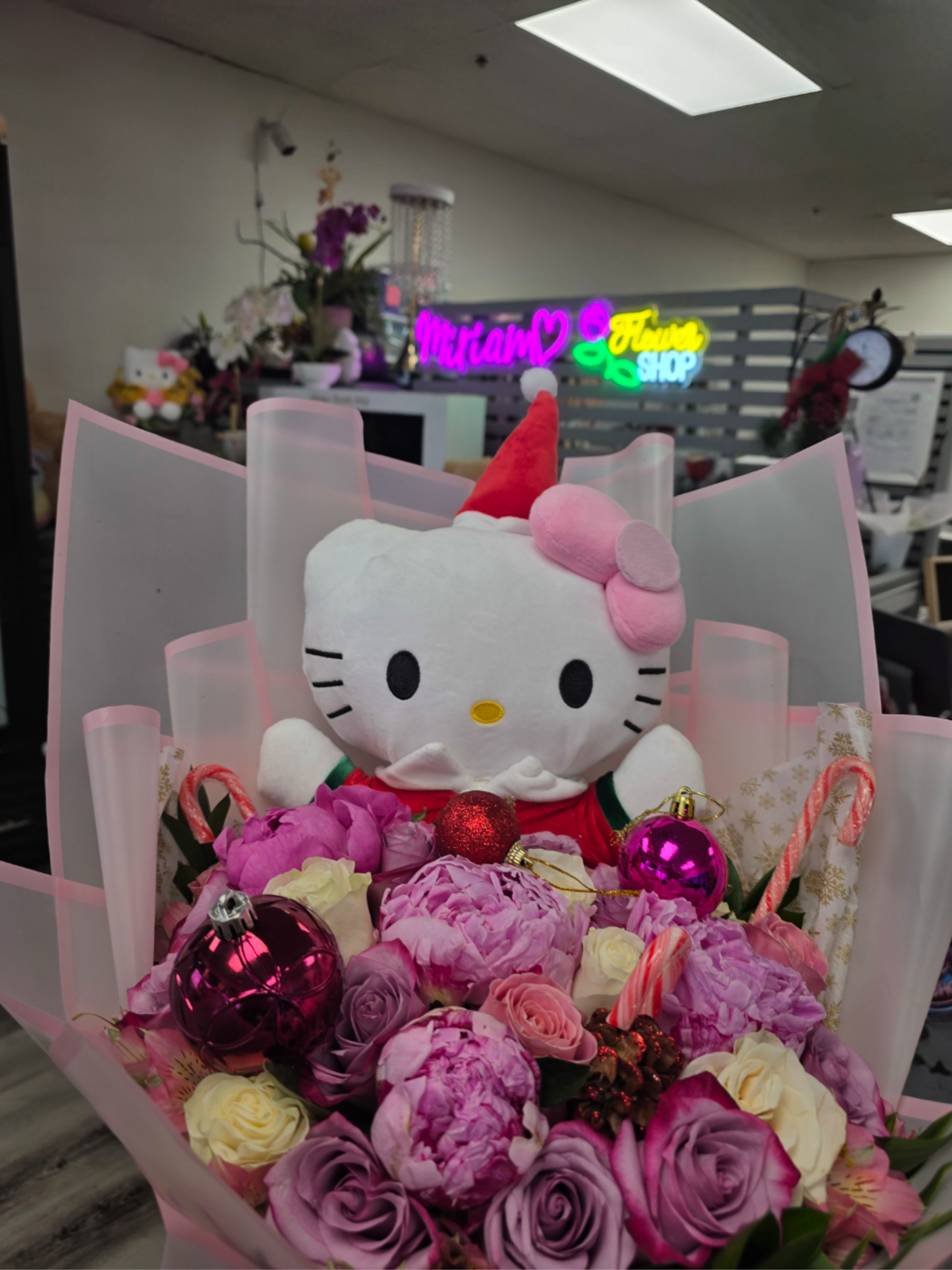 Bouqueth navidad - Bello bouqueth mix peonias astromedias rosas con detalles navideños esferas dulces hello kitty navideña