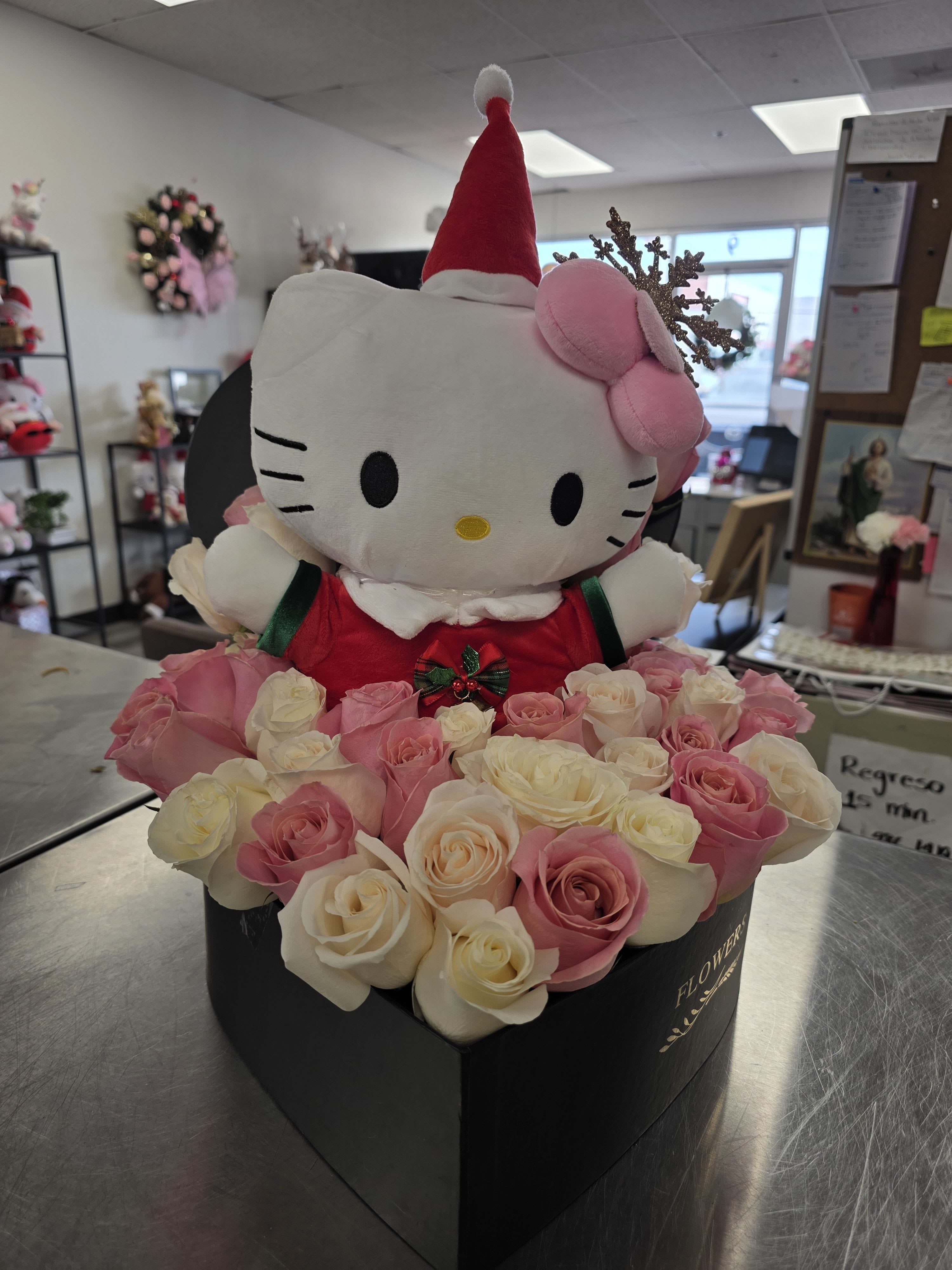 Caja navideña de rosas - Bella caja dw corazon navideña con rosas de colores a elegir ,esferas detalles navideños y hello kitty bello detalle inolvidable para estas fiestas