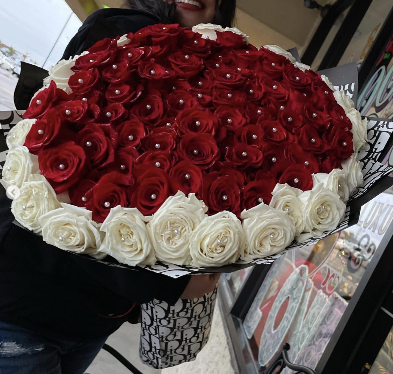 101 Rosa Bouquet - . Introducing our exquisite product, behold a captivating image of a woman gracefully cradling a magnificent bouquet of red and white roses. This stunning arrangement boasts an impressive 101 roses, symbolizing love, purity, and admiration. Crafted with utmost care and attention to detail, these vibrant blooms are sure to leave a lasting impression on any recipient. Perfect for expressing heartfelt emotions or adding a touch of elegance to any occasion, this bouquet is a true testament to the beauty and power of nature's finest creation.