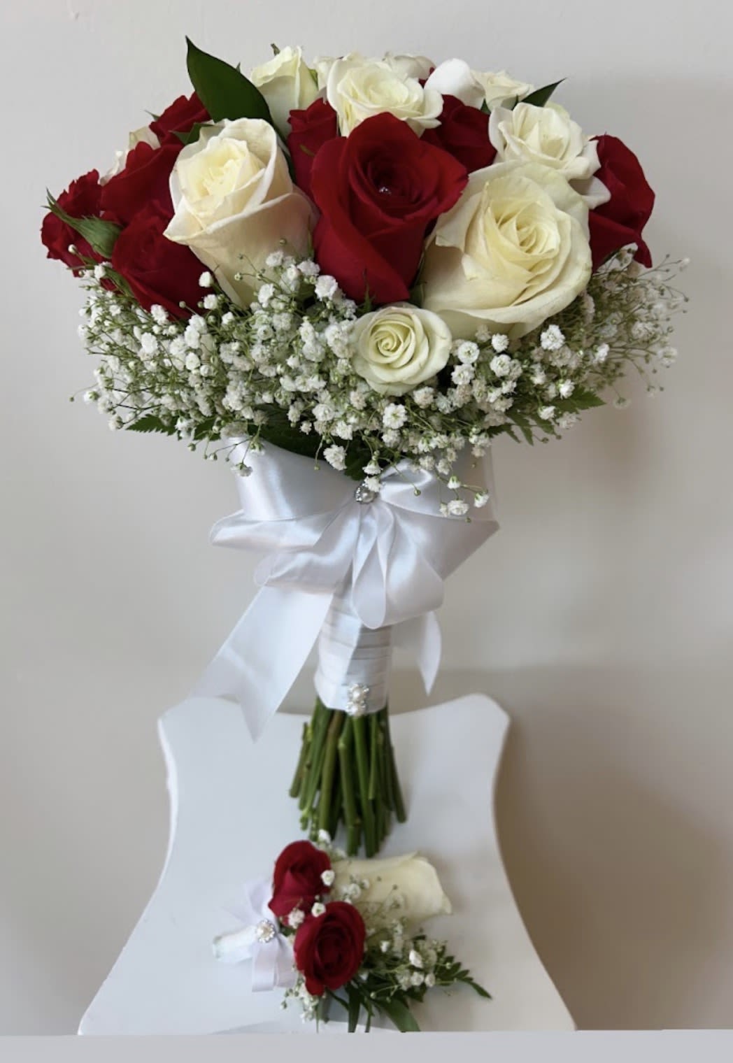 Wedding set - Bridal bouquet and boutonniere  Elegant design with fresh flowers, perfectly coordinated to complement the groom’s style on his special day.  The color can be selected to the customer's preference