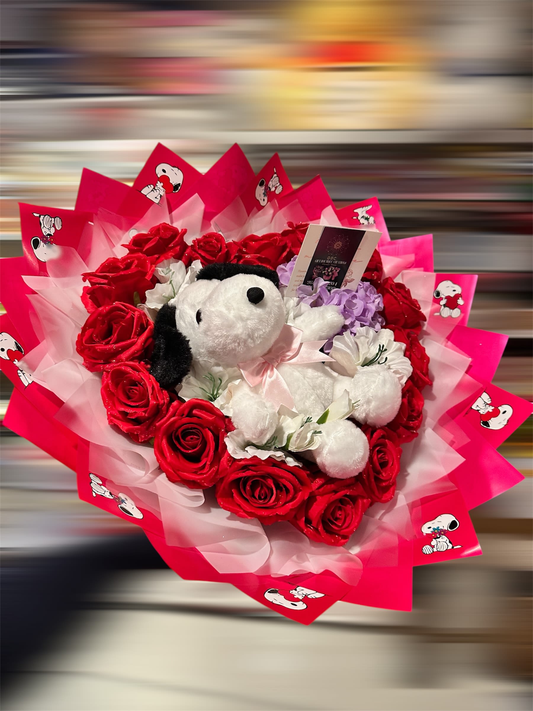 Snop 1 - Beautiful heart-shaped bouquet, roses and artificial flowers, with a snoopy stuffed animal ideal for any occasion and more if it is to fall in love at every moment that you are with your partner or your loved ones, the paper color may vary although the style remains the same (for reasons of February 14 we may only have some models available) but we will let you know at the time of making your purchase