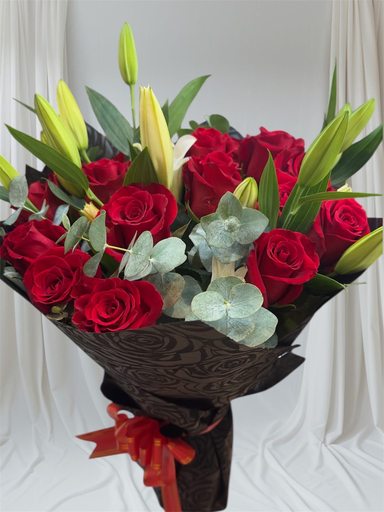 This is for you - Beautiful floral bouquet with glass base for its best presentation, ideal for any occasion (the glass base is wrapped with the same paper used for the bouquet) colors available