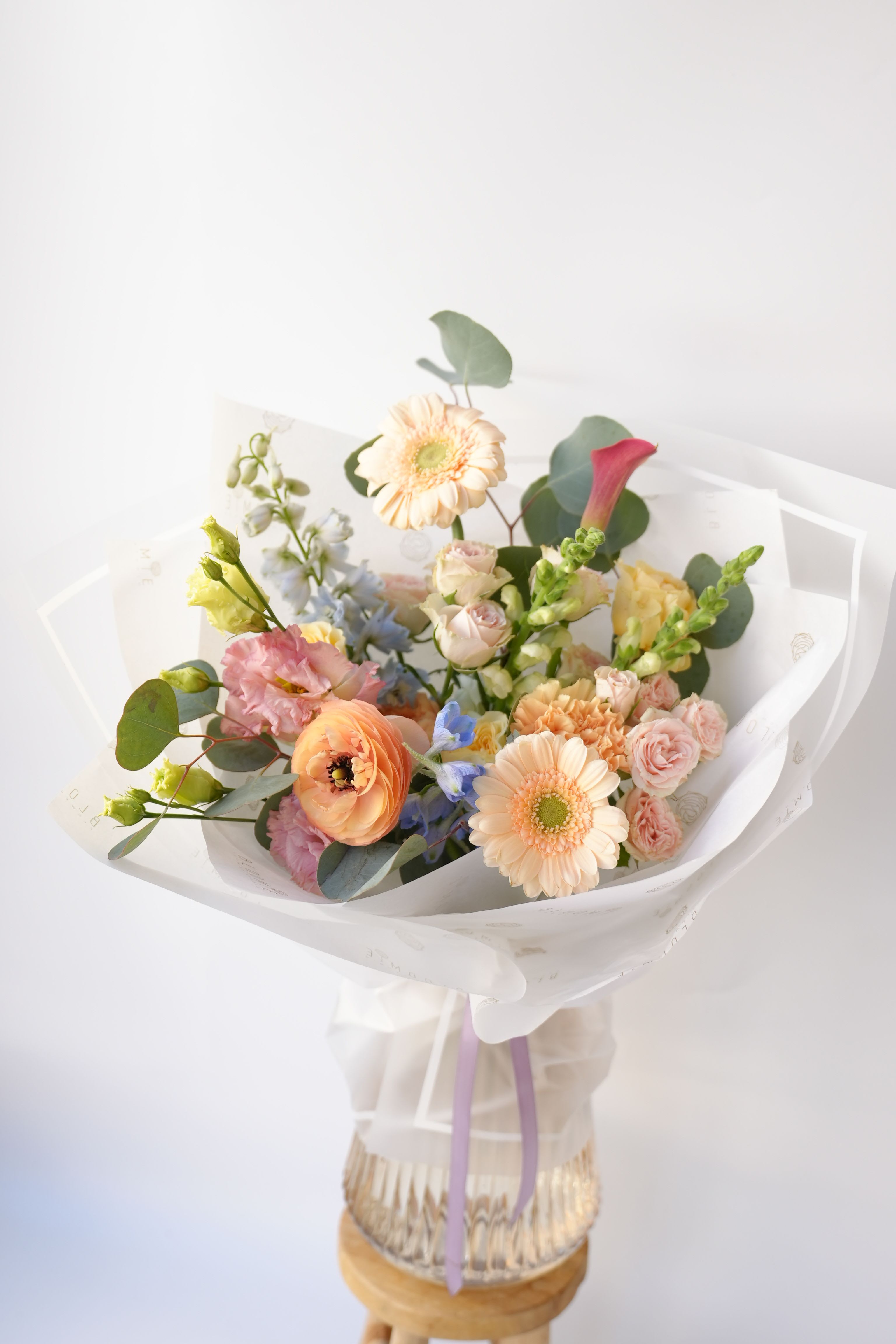 Apricot Skies - Please keep in kind that no arrangement can be made identical to the photos shown (as some flowers are seasonal). Therefore, we will substitute them accordingly with in-season flowers instead. We will do our absolute best to arrange the flowers as similar as possible with the photos shown!   For Bouquets, we DO NOT include vases unless you add one.  For Vased Flowers, we include vases.   Right now, you can expect  blooms sourced from local farms.   We use small ordinary 4in by 3in cards. If you want to send flowers with a special messaging card, please choose one from add-ons!  Delivery: our standard delivery time window is between 3:00pm and 5:00pm.   If you have any questions regarding the order, please feel free to contact us!   Email: agapeflower.studio25@gmail.com