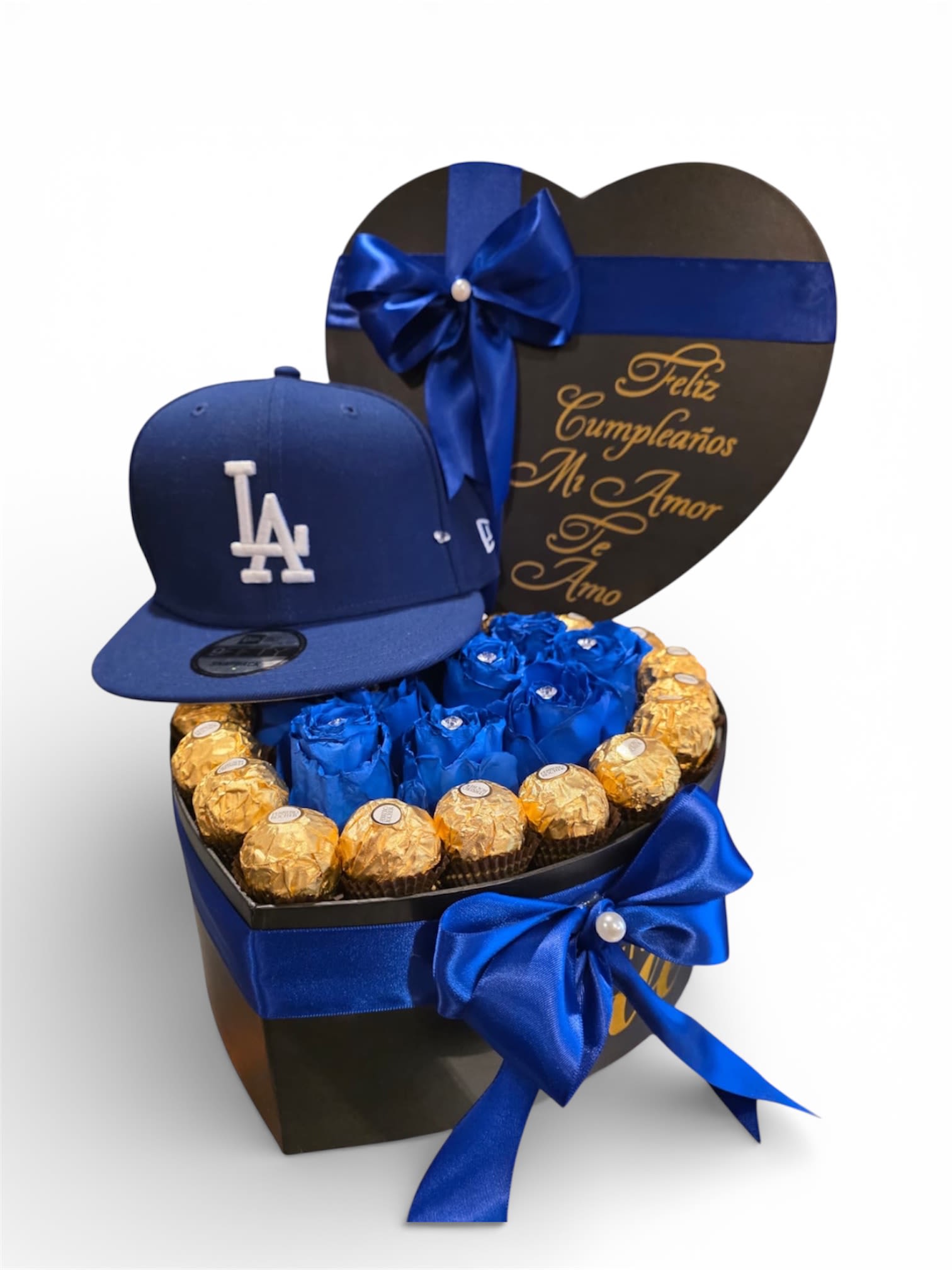 Man in blue - Beautiful box of natural blue roses with Ferrero Rocher chocolates, ideal for gentlemen's gifts  Personalized phrase (short phrase you can let us know at the time of making your purchase) (English or Spanish as desired)  We have two options of caps (original)  1 open or pressure cap: we will only let you know through photos which cap you like best (3 photos maximum and you choose one) we do not make returns  2 fixed or adjusted cap: tell us the size of the cap that the gentleman wears to whom the detail is going to be given, we have no returns, tell us the color and we will show (3 model options and you choose one)  Just be aware of our messages when we send you the models and you can access a cap through text messages.