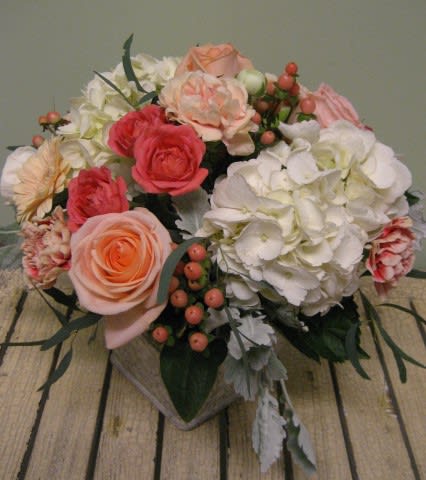 Peaches &amp; Cream MD-19 - Like a sweet dessert on a warm spring day, demure blooms in shades of peach, coral and white, dressed with silver foliages, will leave you feeling bliss! 