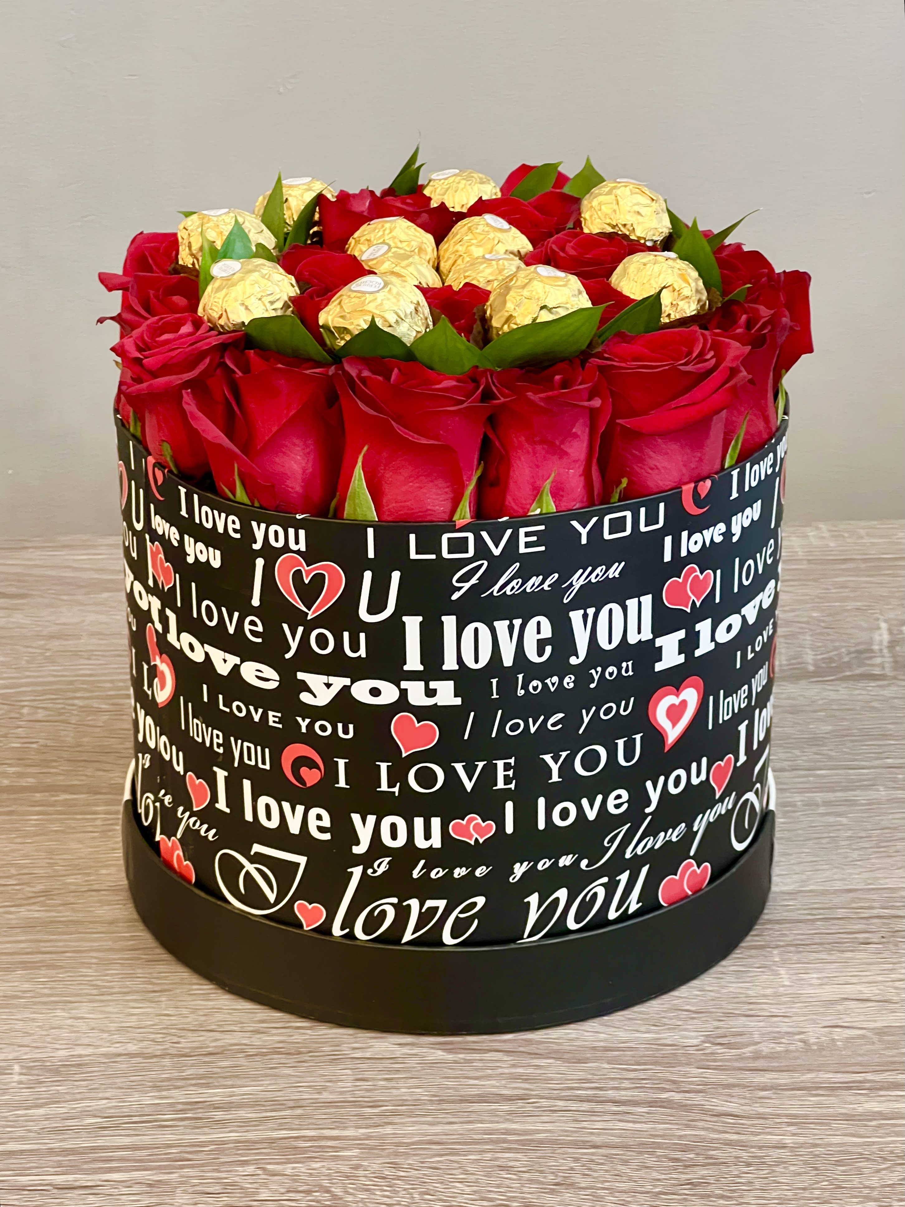 I Love You <3  ™ - 20 fresh roses and 12 chocolates in a trendy Valentine's Day gift box 
