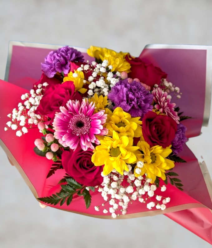 It's A Wrap By Art &amp; Flowers - We will gather an assortment of blooms and greens perfect for the home designer. We use the seasons best varieties and colors. We wrap your selection so the home designer can express their creativity using a container they already own.